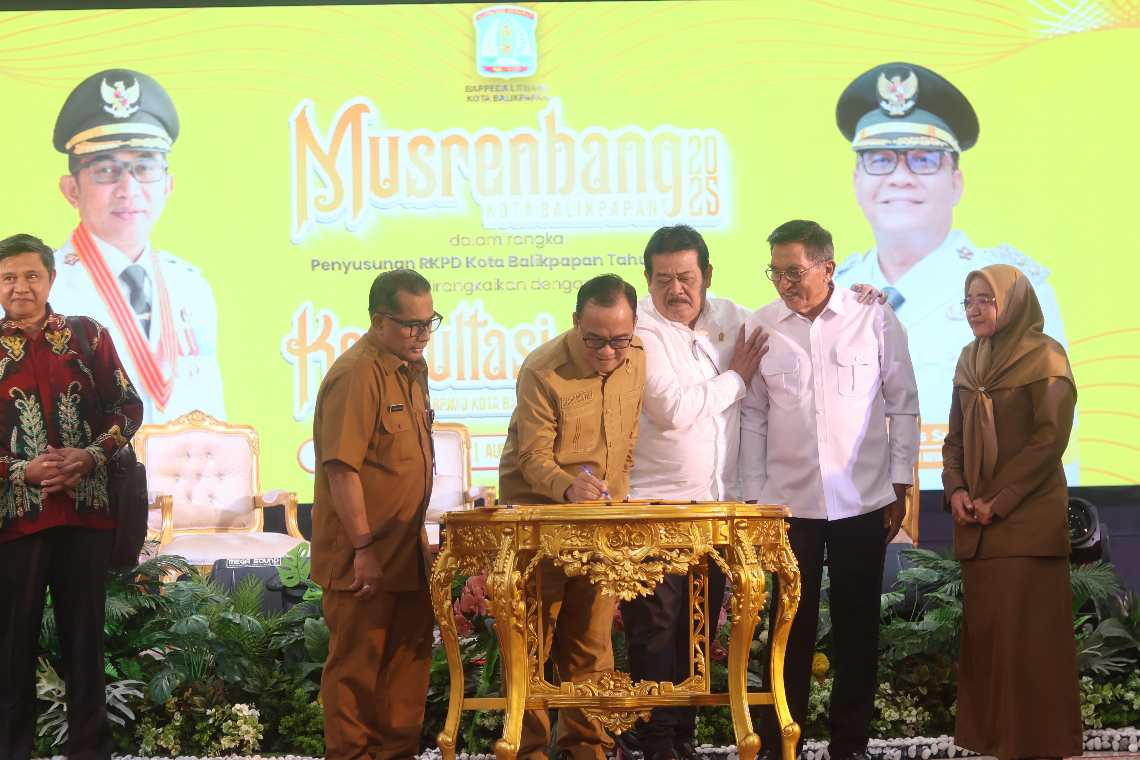 BERITA ACARA: Penandatanganan berita acara dan foto bersama kegiatan Musrenbang dengan seluruh stakeholder terkait.