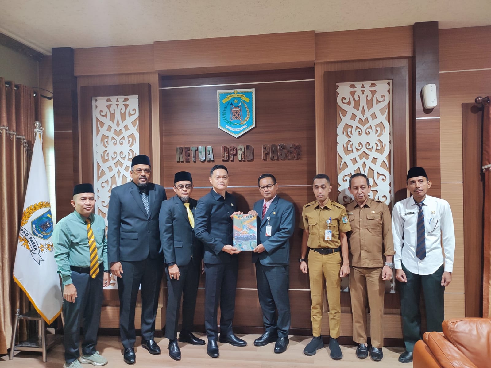 SERAHKAN DOKUMEN: Ketua DPRD Paser Hendra Wahyudi menyerahkan dokumen pokok-pokok pikiran 2026 kepada Pemkab Paser, Selasa (18/3/2025).