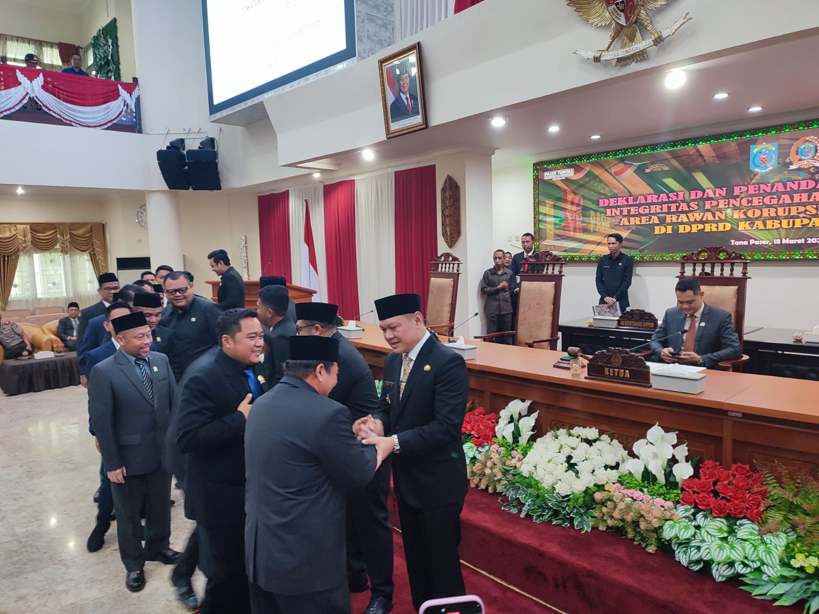 PARIPURNA PERTAMA: Bupati Paser dr Fahmi Fadli hadir pertama kali di rapat paripurna setelah terpilih di Pilkada Paser 2024 dan usai dilantik, Selasa (18/3/2025).