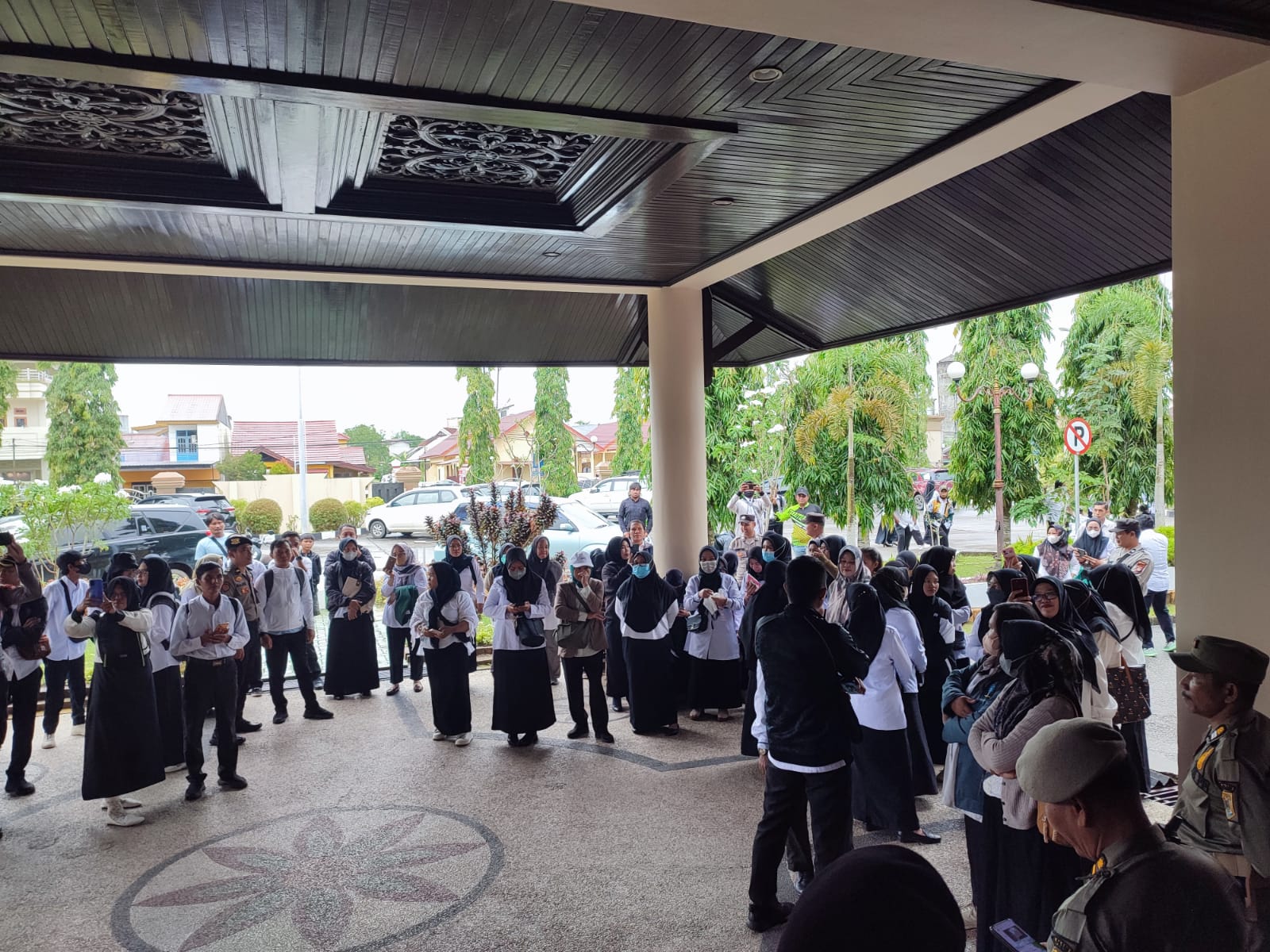 PERJUANGKAN HAK: Pegawai honorer Pemkab Paser saat menggelar aksi damai di DPRD Paser terkait penundaan pengangkatan.