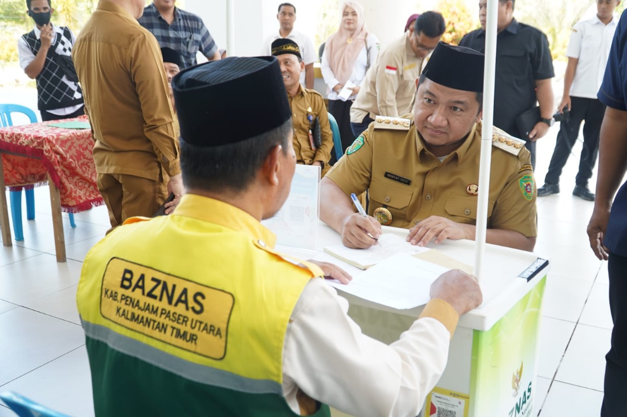 CONTOH BAIK: Mudyat Noor membayarkan zakat di Kantor Baznas PPU, di kawasan Masjid Agung Al-Ikhlas PPU, Selasa (18/3/2025).