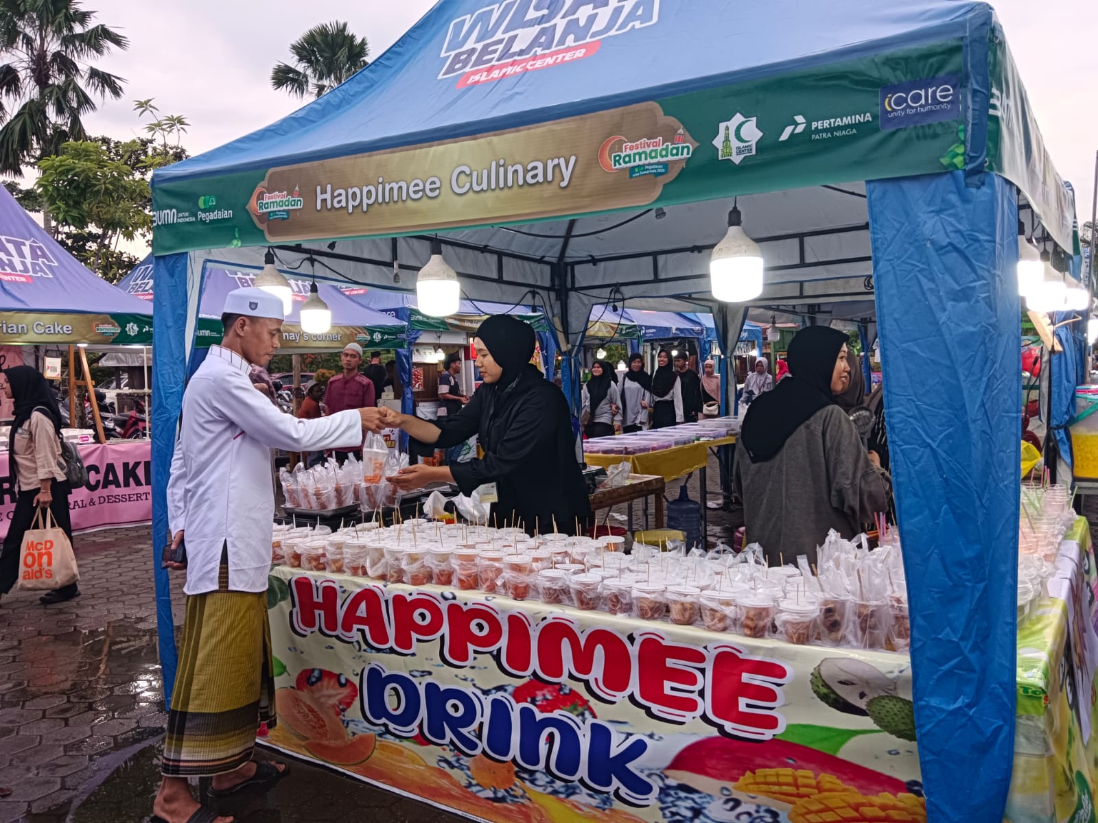 GRATIS: Ananda Aisyah Putri dari UMKM Happimee kuliner membagikan dagangannya kepada pengunjung, karena sudah dibayar Gubernur Kaltim Rudy Mas&rsquo;ud.
