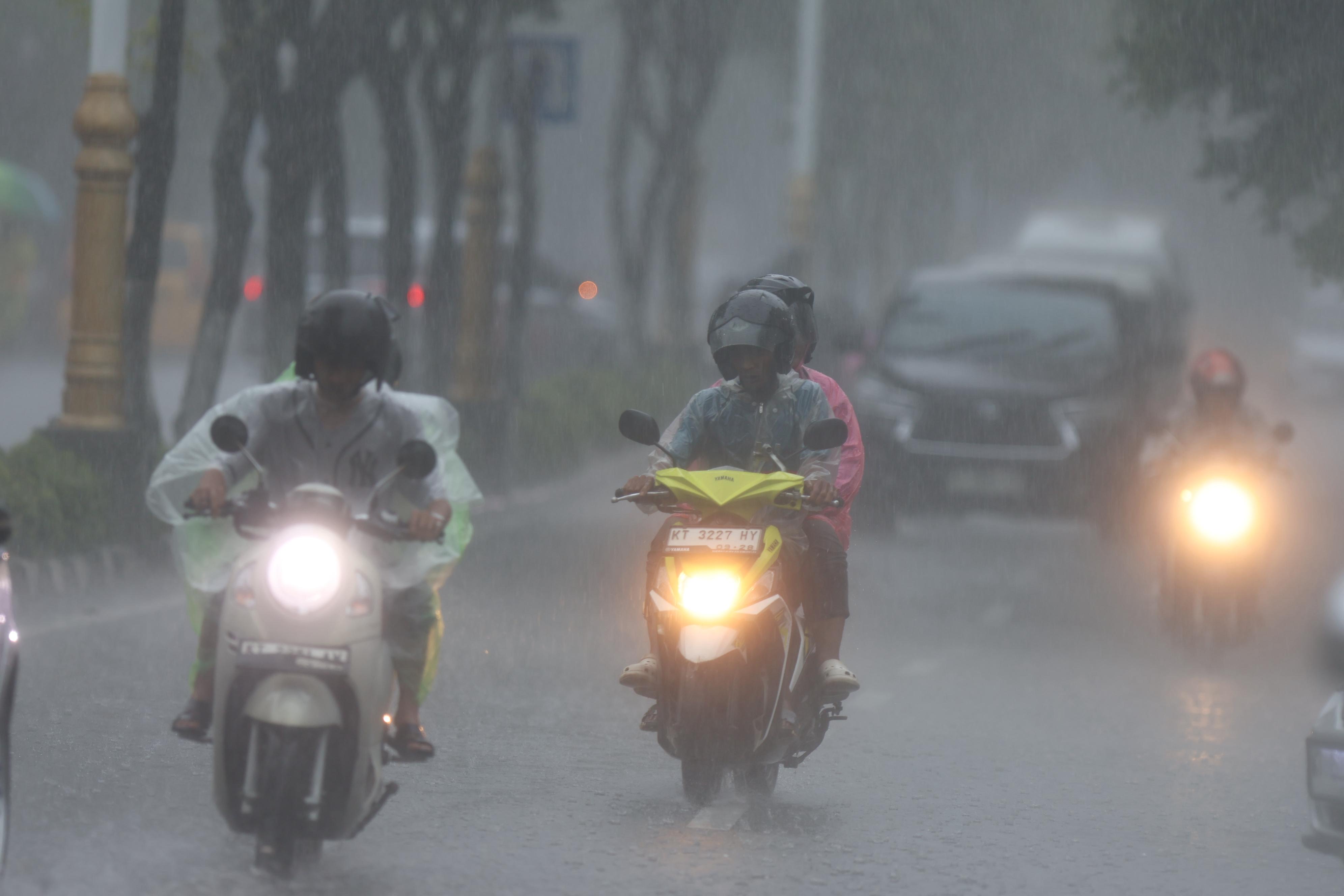 Warga Balikpapan diingatkan untuk selalu waspada berkendara  saat hujan.