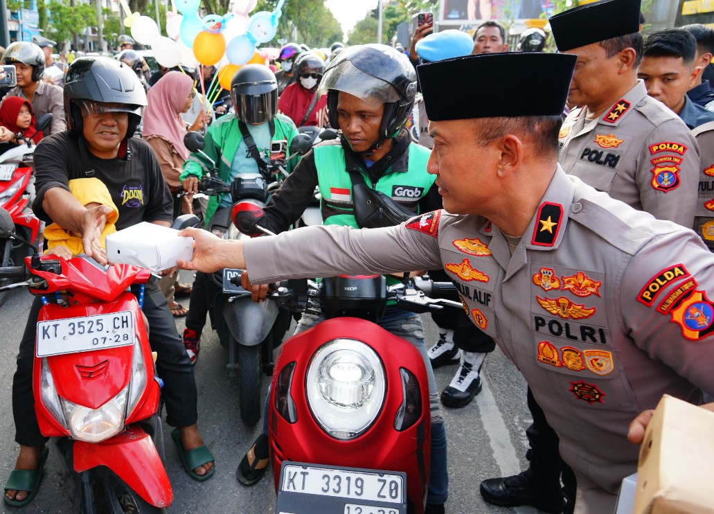 BERBAGI: Jajaran Polda Kaltim berbagi dengan membagikan takjil di depan markas Polresta Balikpapan. (FOTO: IST)
