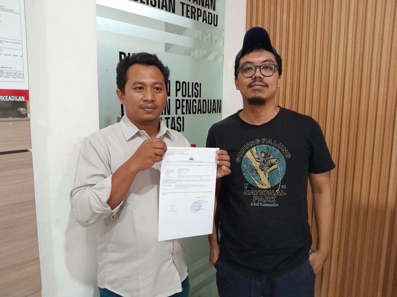 Moeso Novianto (kiri) saat didampingi Ketua AJI Balikpapan Erik Alfian.