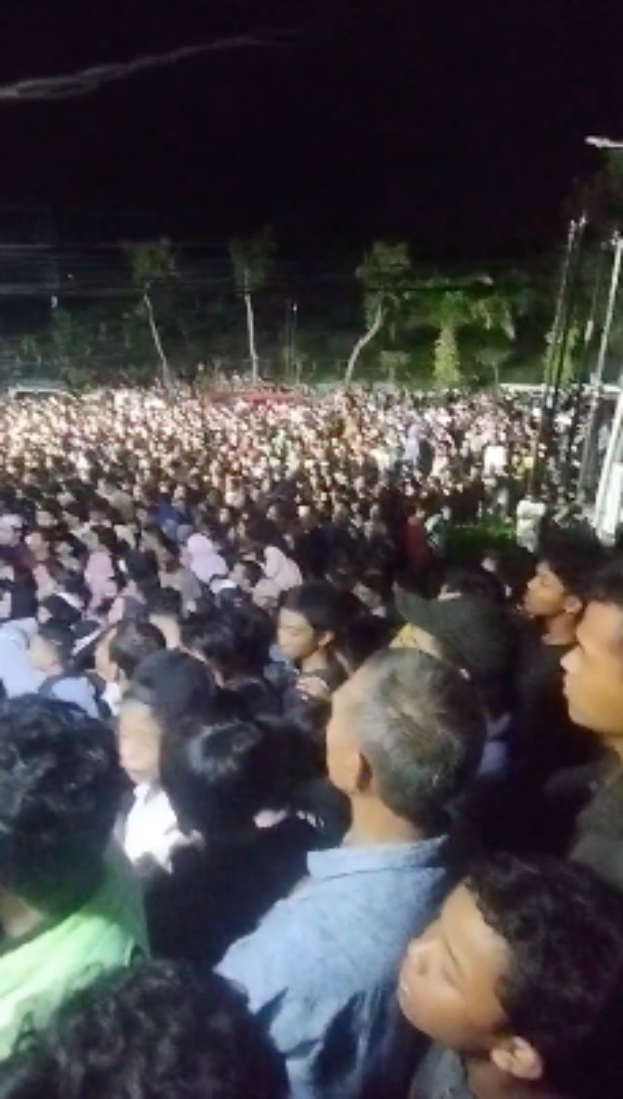 Sampai pukul 23.00 suasana di depan Rumah Jabatan Wali Kota semakin padat.