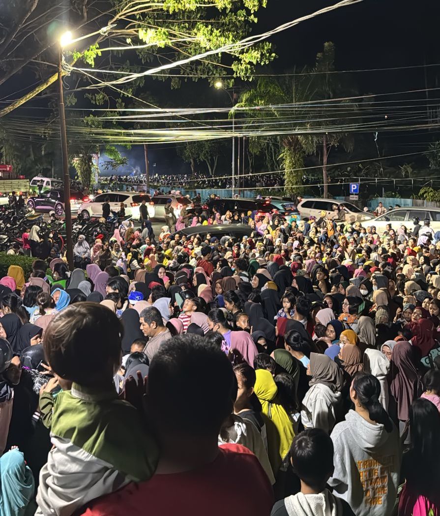 Ratusan warga yang menyerbu Rumah Dinas Wali Kota Balikpapan Rahmad Mas