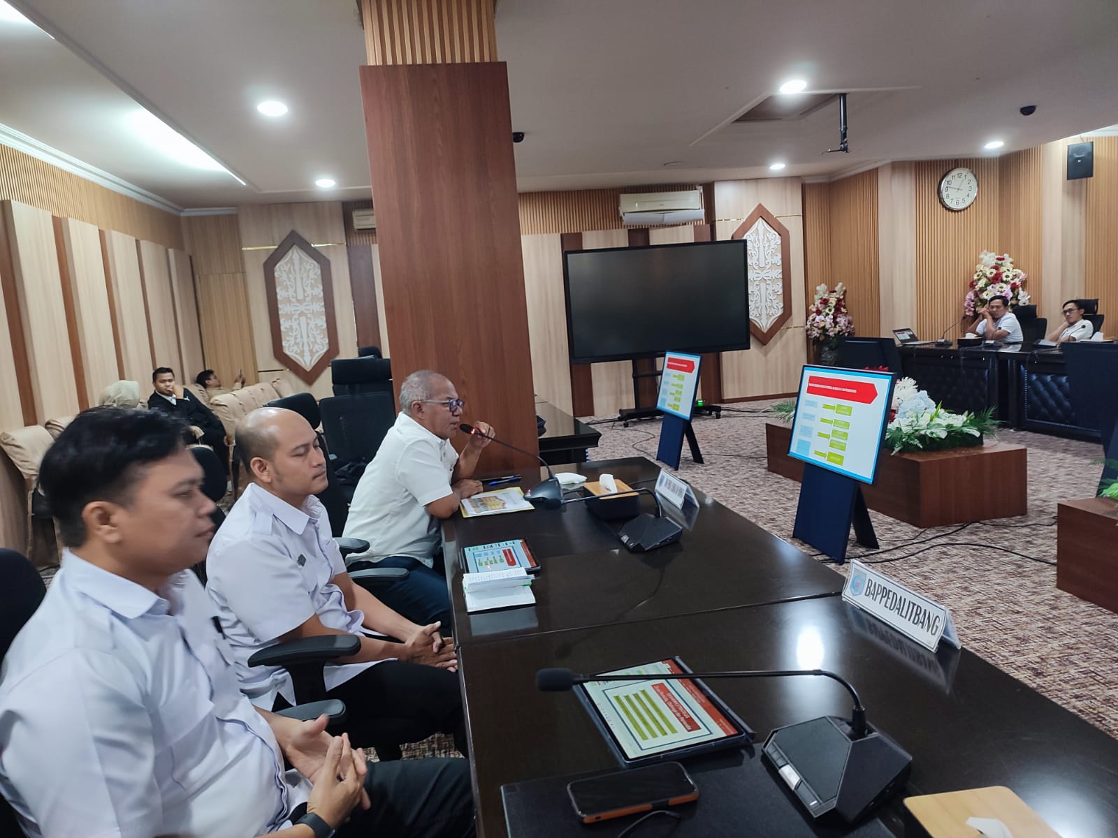 Komisi II DPRD Paser saat menggelar rapat dengan Dinas Pemuda Olahraga dan Pariwisata Paser, Rabu (19/3/2025). (NAJIB/KP)
