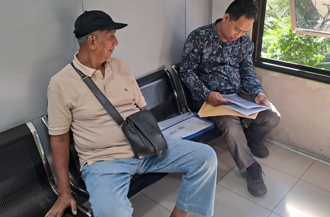 PENGADUAN: Warga melalui kuasa hukumnya mengadu ke Polda Kaltim terkait aktivitas pembongkaran eks Hotel Tirta Balikpapan.