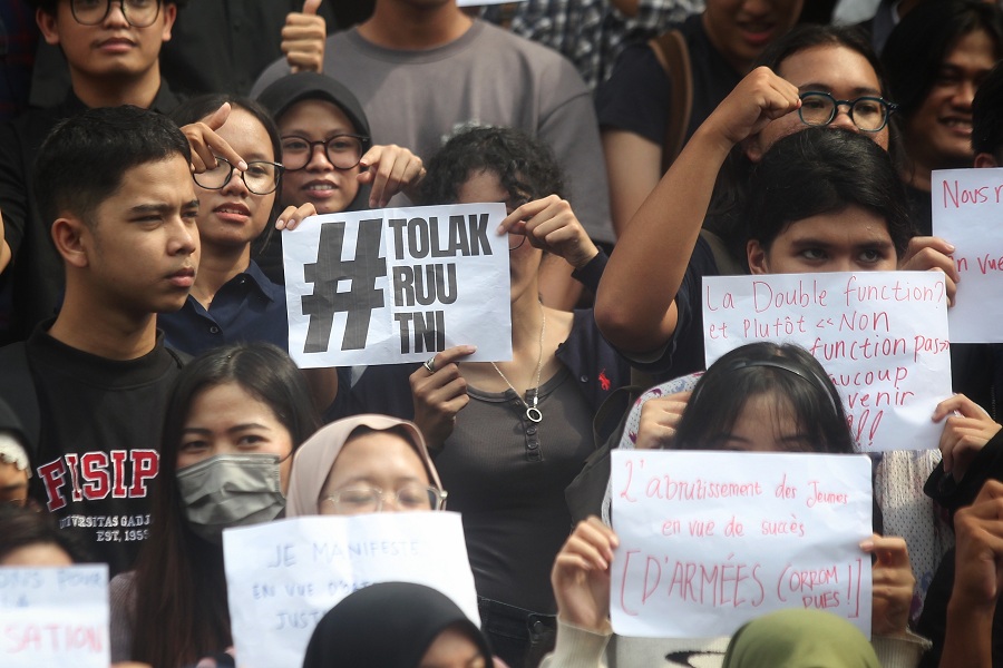 Civitas akademika UGM menggelar aksi di Balairung, Jogja, Selasa (18/3/2025), sebagai bentuk penolakan terhadap revisi RUU TNI.