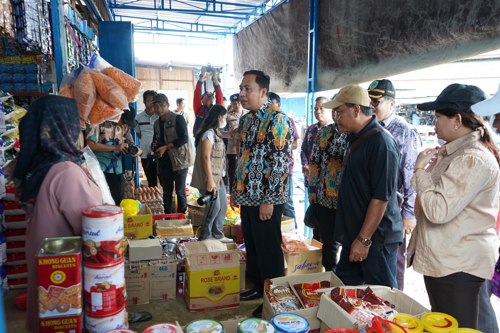 Bupati Kutai Barat Frederick Edwin saat melakukan sidak. (FOTO: IST)
