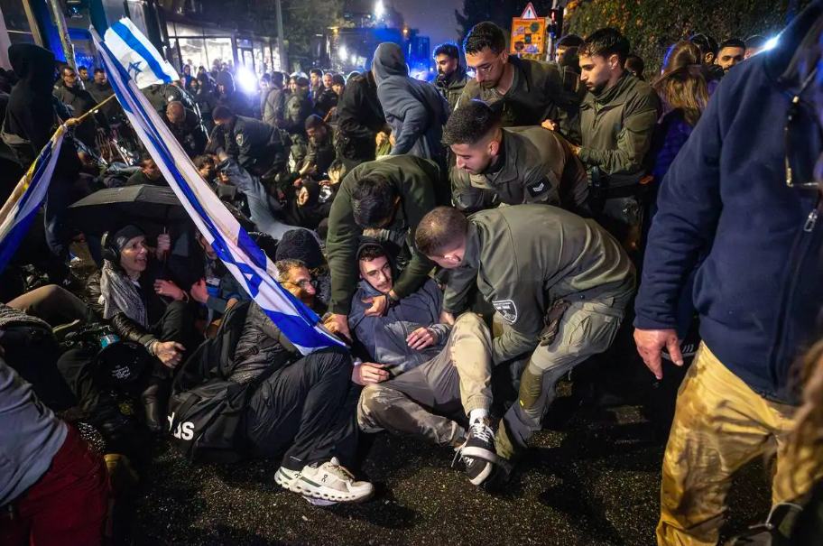 Demonstran menuntut Benyamin Netanyahu mundur.