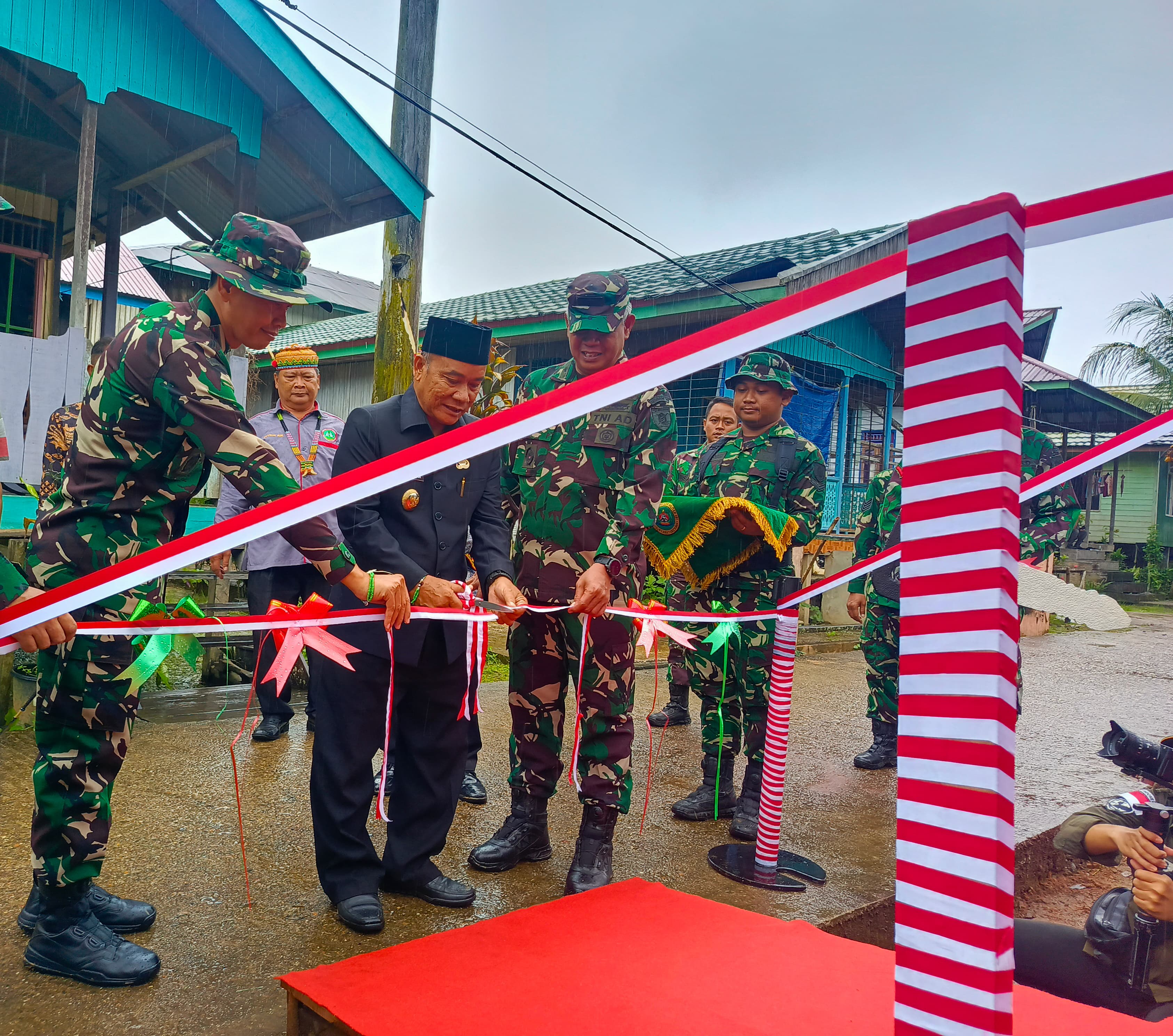APRESIASI: Wakil Bupati Mahulu Yohanes Avun mengapresiasi TNI dalam Kegiatan TMMD ke-123 di Kampung Laham.
