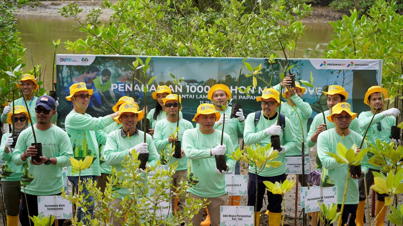 TANAM POHON: Gerakan penanaman 1.000 pohon mangrove juga bagian dari cara perusahaan ini untuk mengurangi karbon.