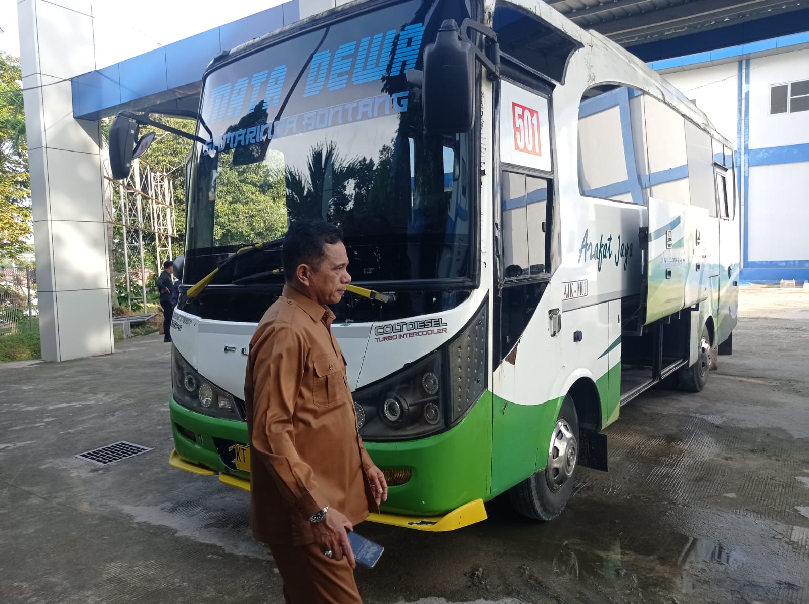 LAYANI PENUMPANG: Bus menjadi salah satu moda transportasi darat yang bisa digunakan penumpang untuk angkutan Lebaran.