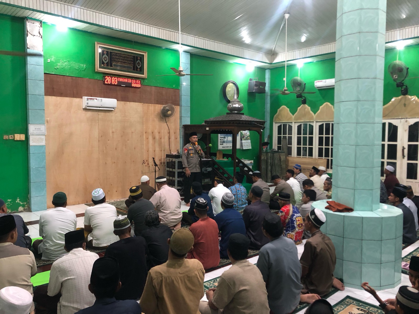 SAFARI: Kabag Ops Polres PPU, AKP Kasiyono (berdiri) saat memberikan sambutan pada kegiatan Safari Ramadan 1446 Hijriah.