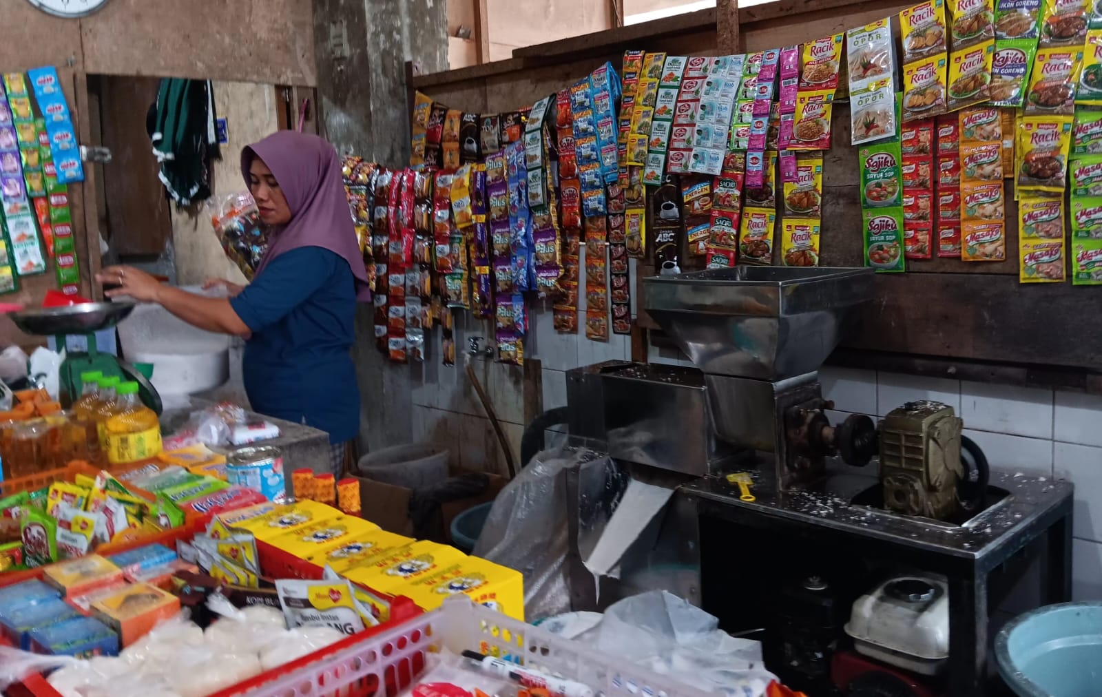NAIK: Santan kelapa di Pasar Induk Nenang mencapai Rp80 ribu per Kilogram.  (Ahmad Maki/KP)