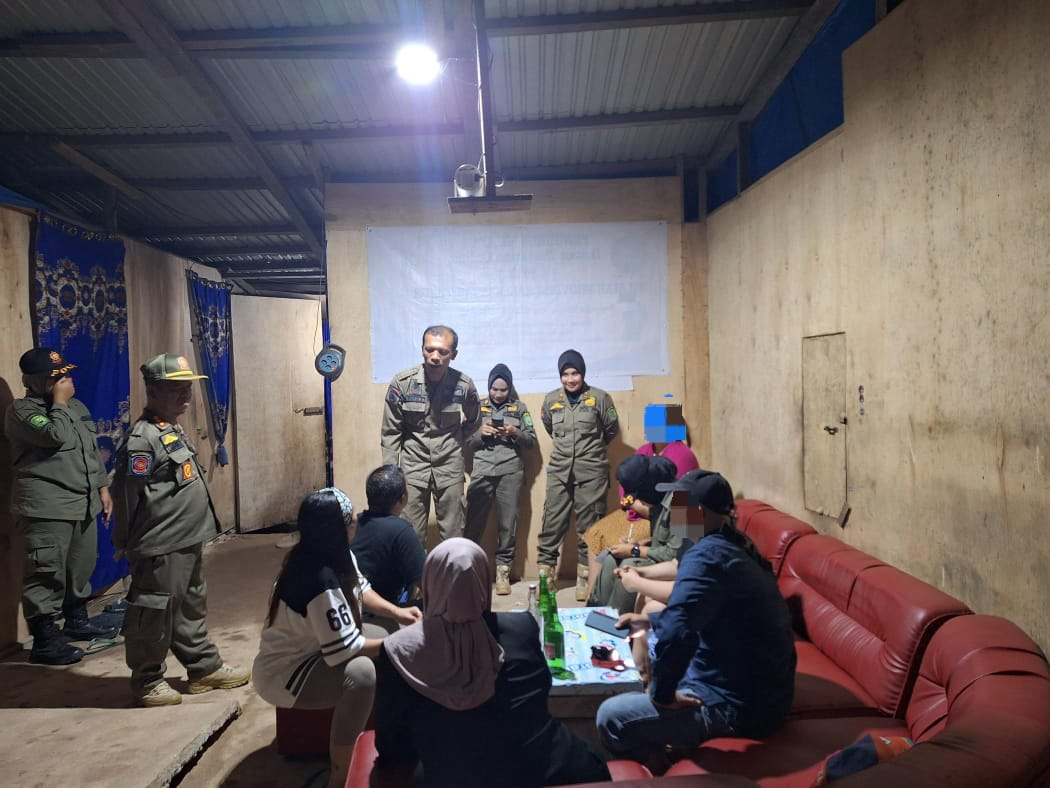 Satpol PP Kutim melakukan razia Tempat Hiburan Malam yang masih beroperasional saat Ramadan. (IST)