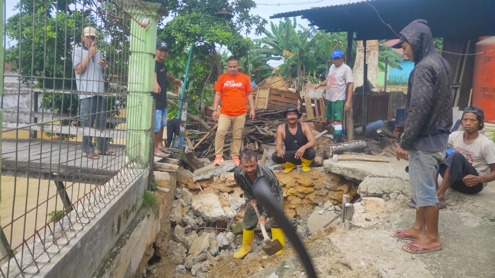 Akses salah satu gang di RT 12, Kelurahan Gunung Elai dilakukan perbaikan karena longsor.