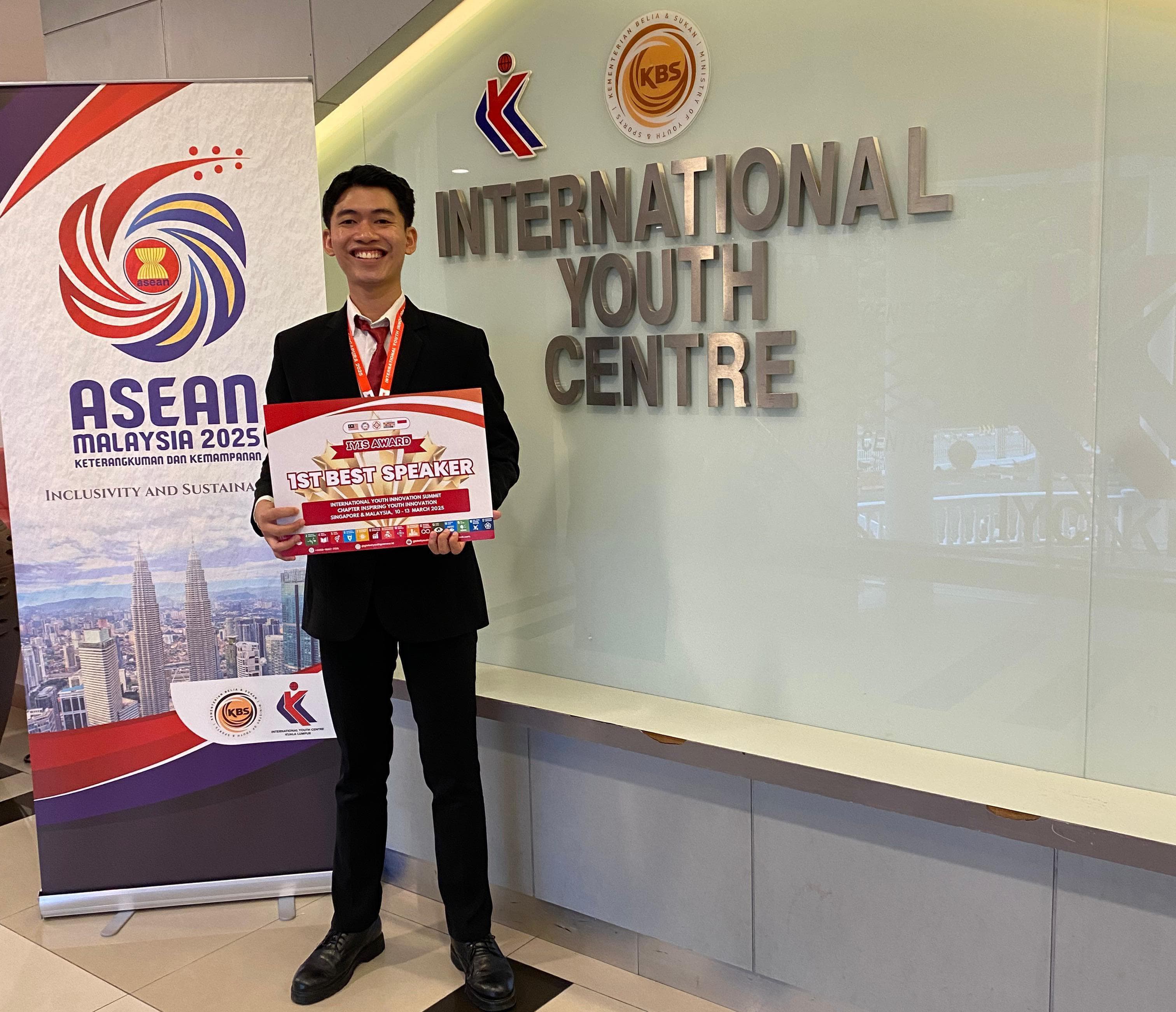 Handi Wijaya meraih juara 1 Best Speaker dalam ajang International Youth Innovation Summit (IYIS) 2025. (FOTO: IST)