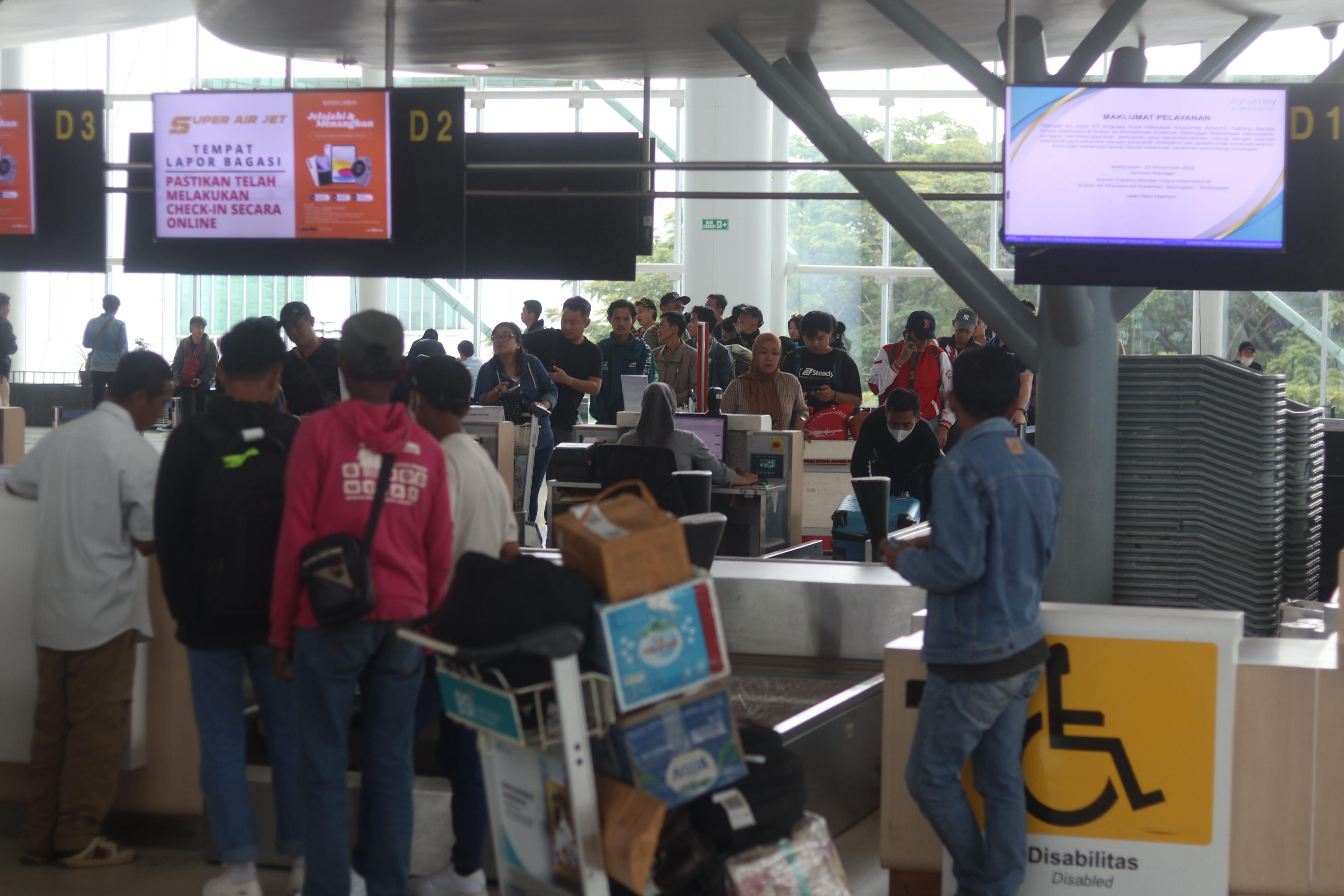 ARUS MUDIK: Aktivitas penumpang mulai padat di Bandara SAMS Sepinggan. Posko Terpadu Angkutan Udara Lebaran telah dibuka Kamis (20/3).