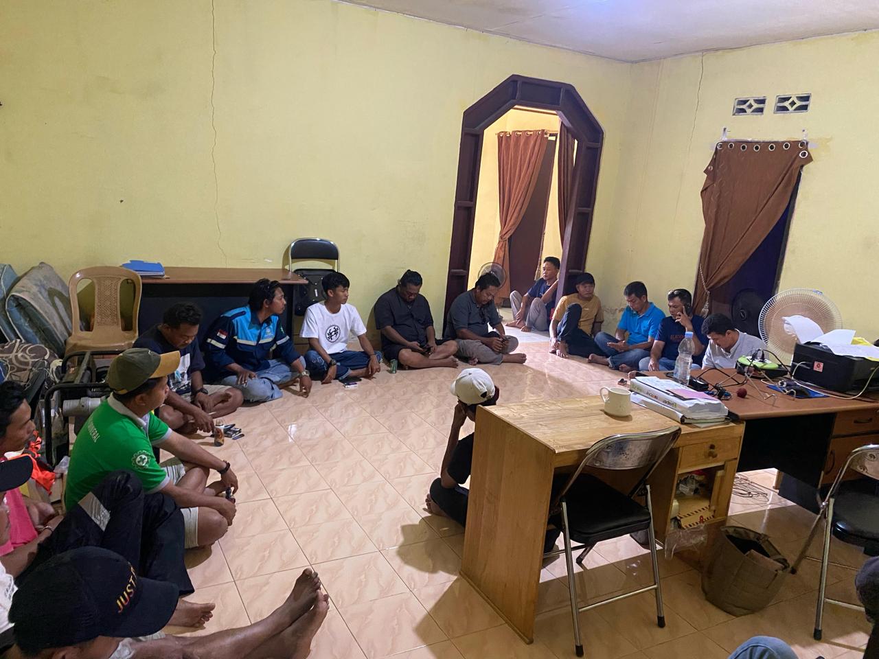 DEMO: Karyawan PT LAS, kontraktor perusahaan pertambangan batu bara PT KJM, saat demo di ruang kantor perusahaan tempatnya bekerja. Mereka menuntut gaji dan THR 2025.