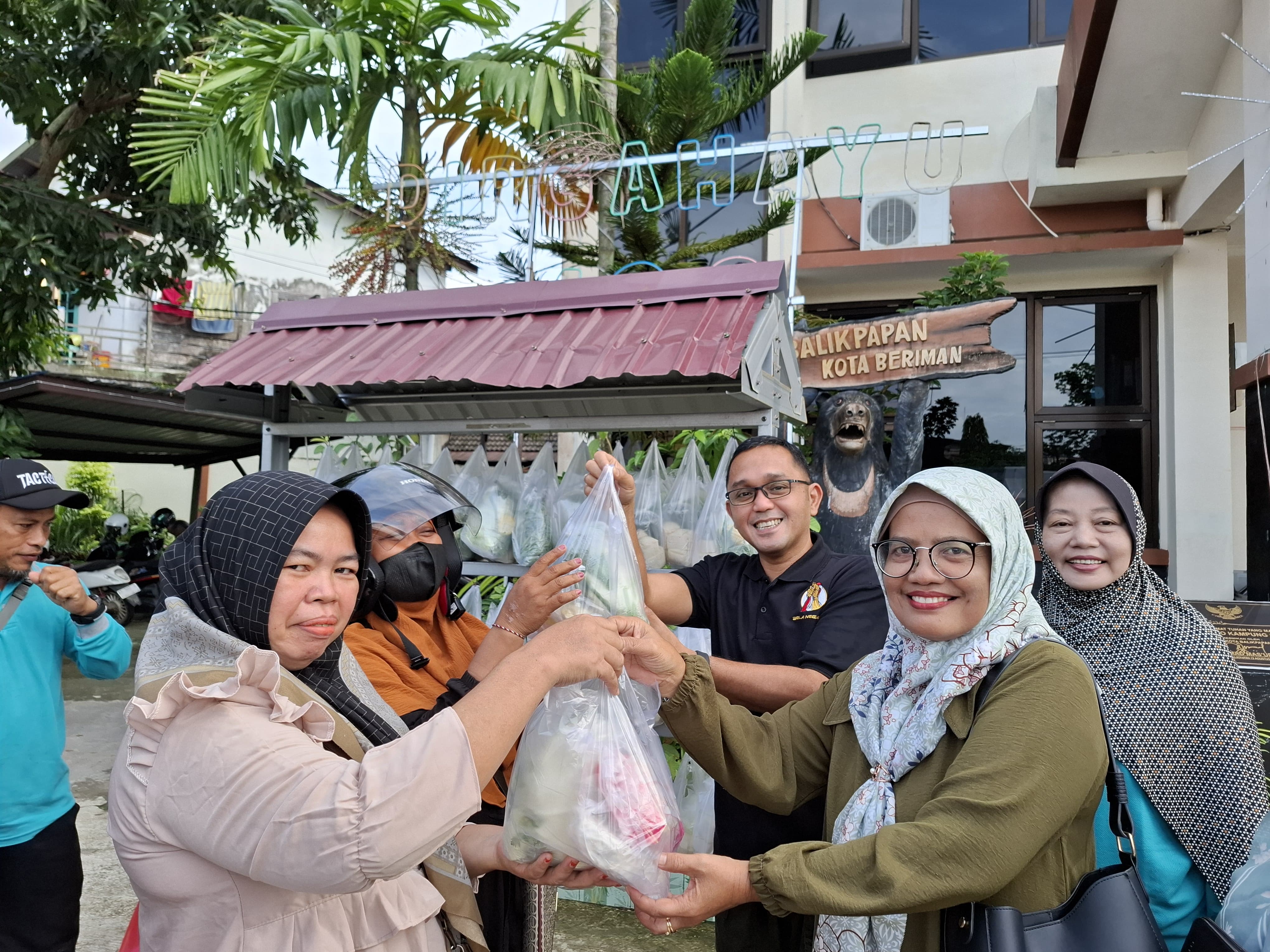 Umar Adi (tengah) bersama pengurus PPATBM di Kecamatan Balikpapan Tengah saat silaturahmi yang diawali kegiatan Jumat Berkah di Halte Sedekah Karang Rejo.