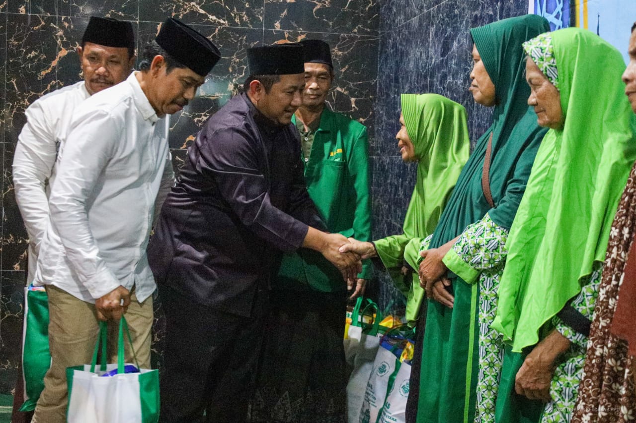 KEPEDULIAN: Bupati Mudyat Noor didampingi Wabup Abdul Waris Muin menyerahkan bantuan kepada warga Desa Sukaraja.