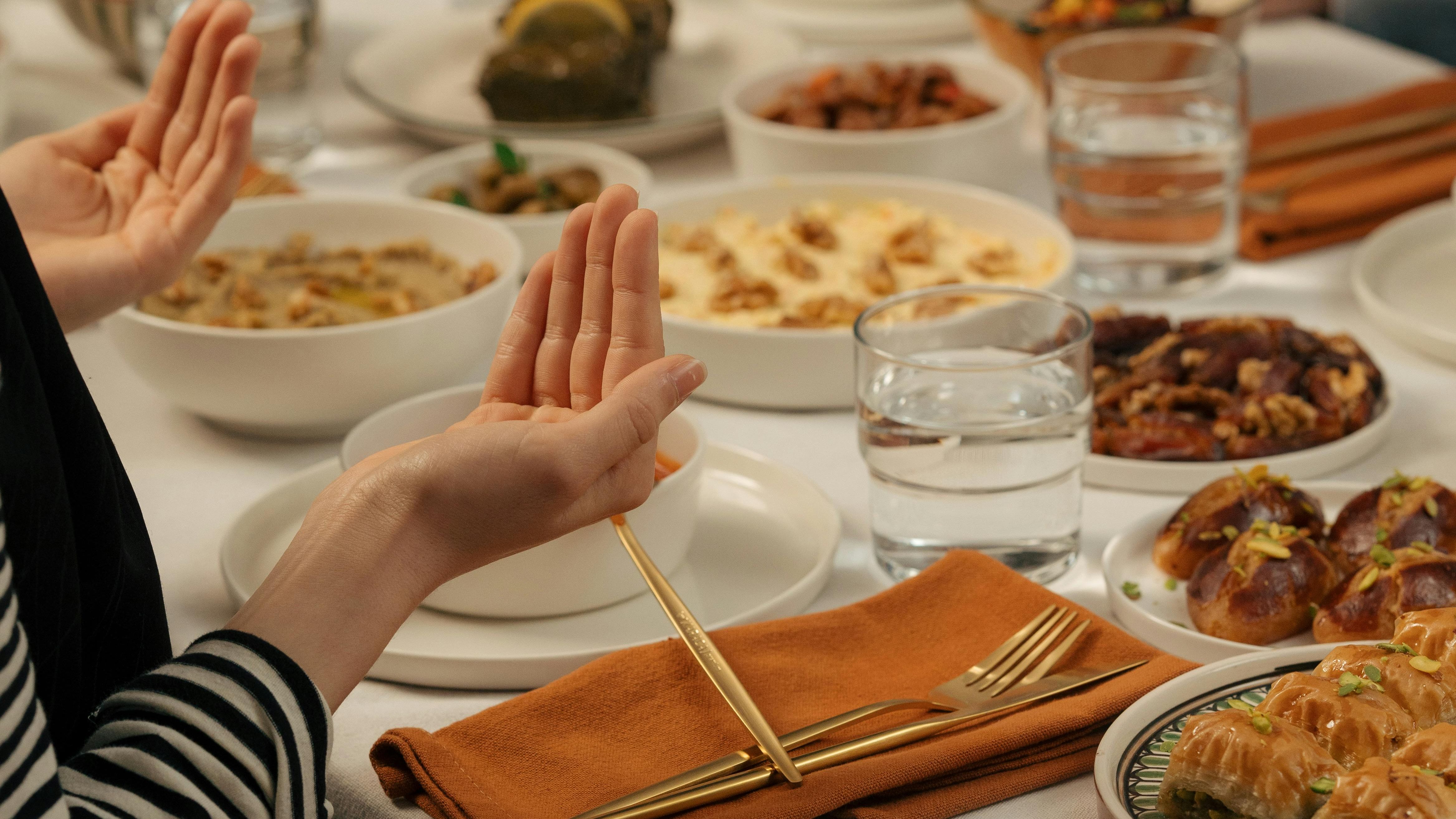 RAMADHAN: Jadwal buka puasa hari ini Jakarta, Surabaya, dan Bandung, Sabtu 22 Maret 2025.