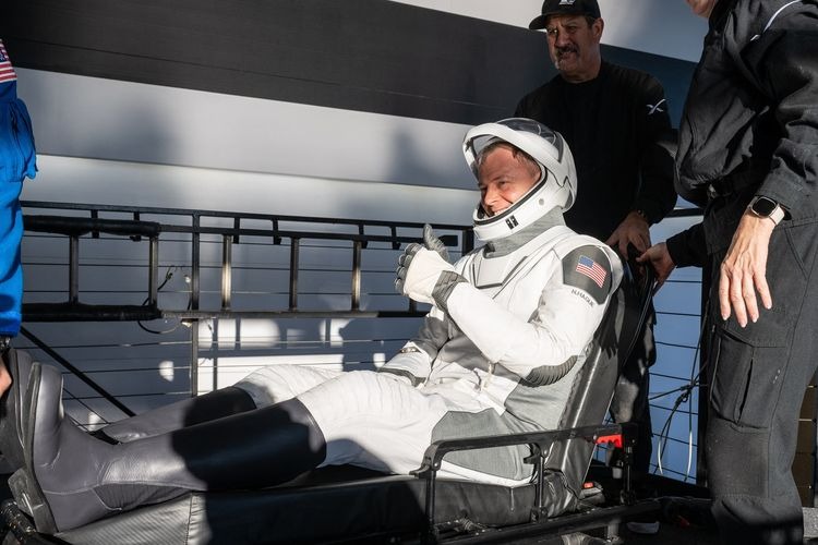 PULANG: Astronot Barry dari NASA setelah mendarat di Teluk Meksiko pada Selasa (18/3) sore. Misi 8 hari yang berubah jadi 9 bulan.