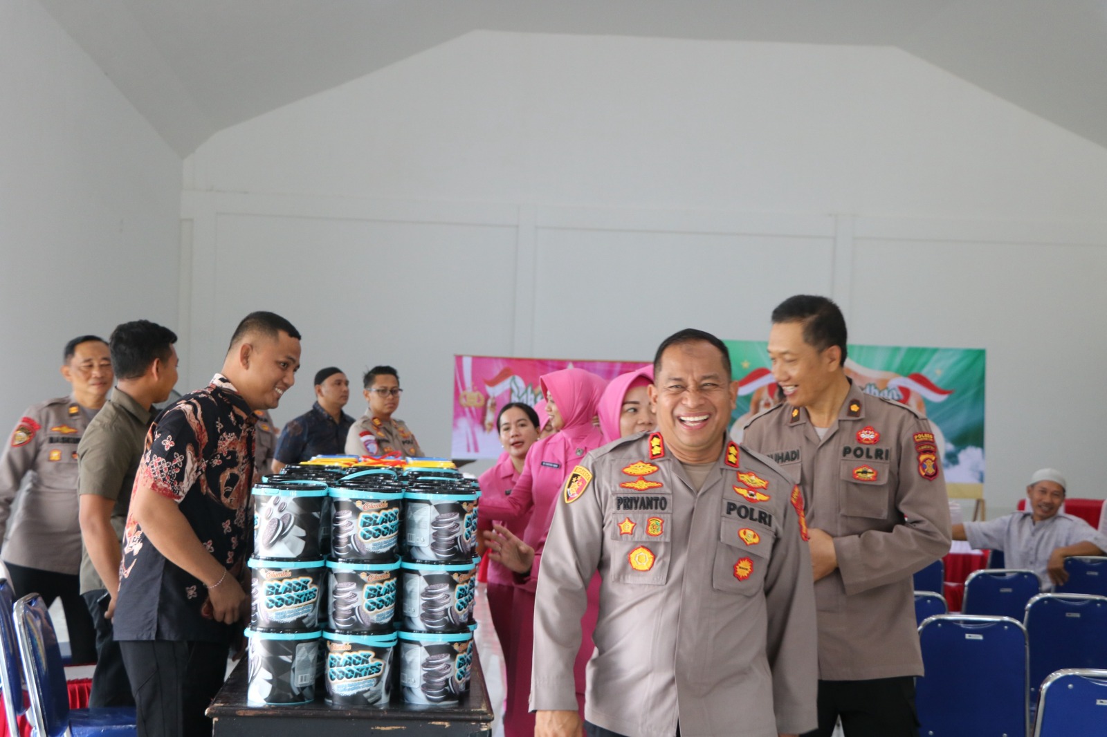 BAZAR: Kapolres PPU, AKBP Supriyanto saat memantau Bazar Ramadhan Polri Presisi untuk membantu masyarakat dengan harga terjangkau.