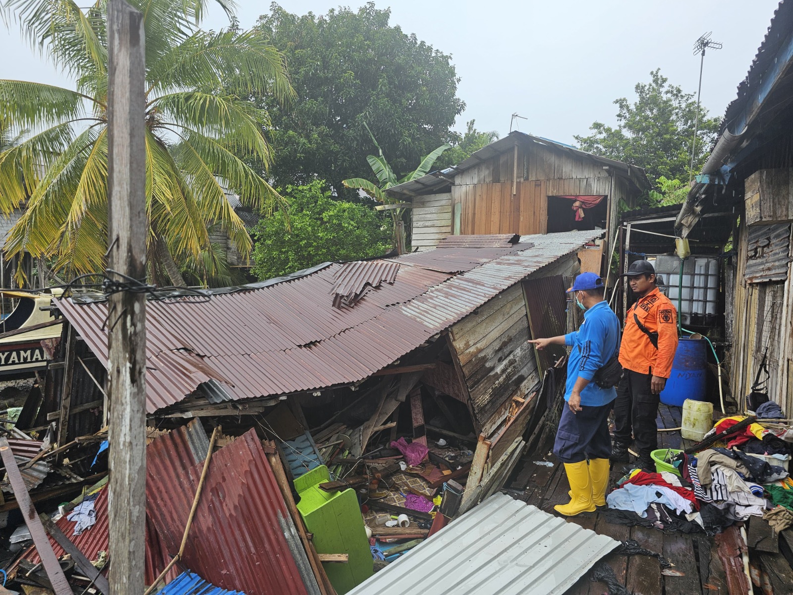 AMBRUK: Tim gabungan BPBD PPU saat berada di lokasi ambruknya sebuah rumah di Maridan, Sepaku, PPU, akibat tergerus erosi air laut.