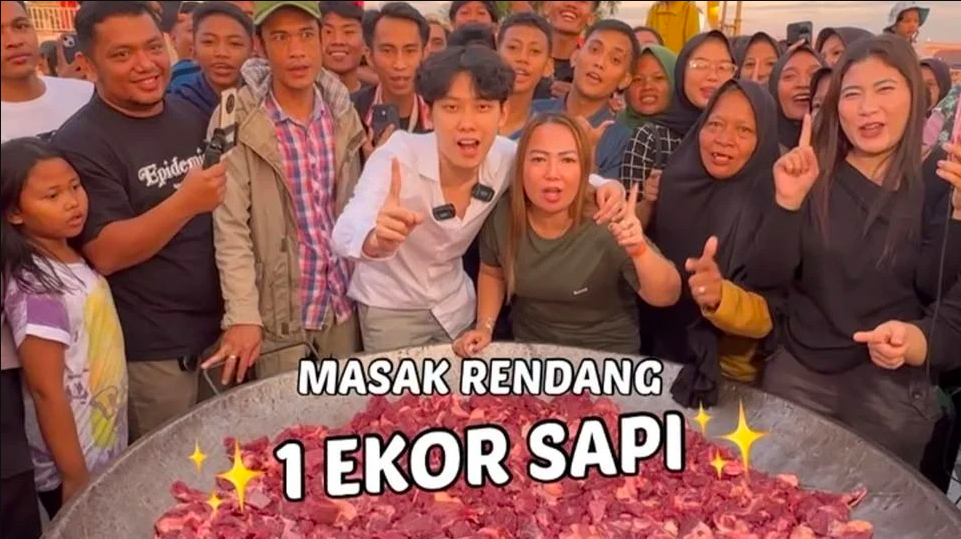 Willie Salim bersama warga saat memasak daging rendang 200 kilogram yang kemudian hilang.