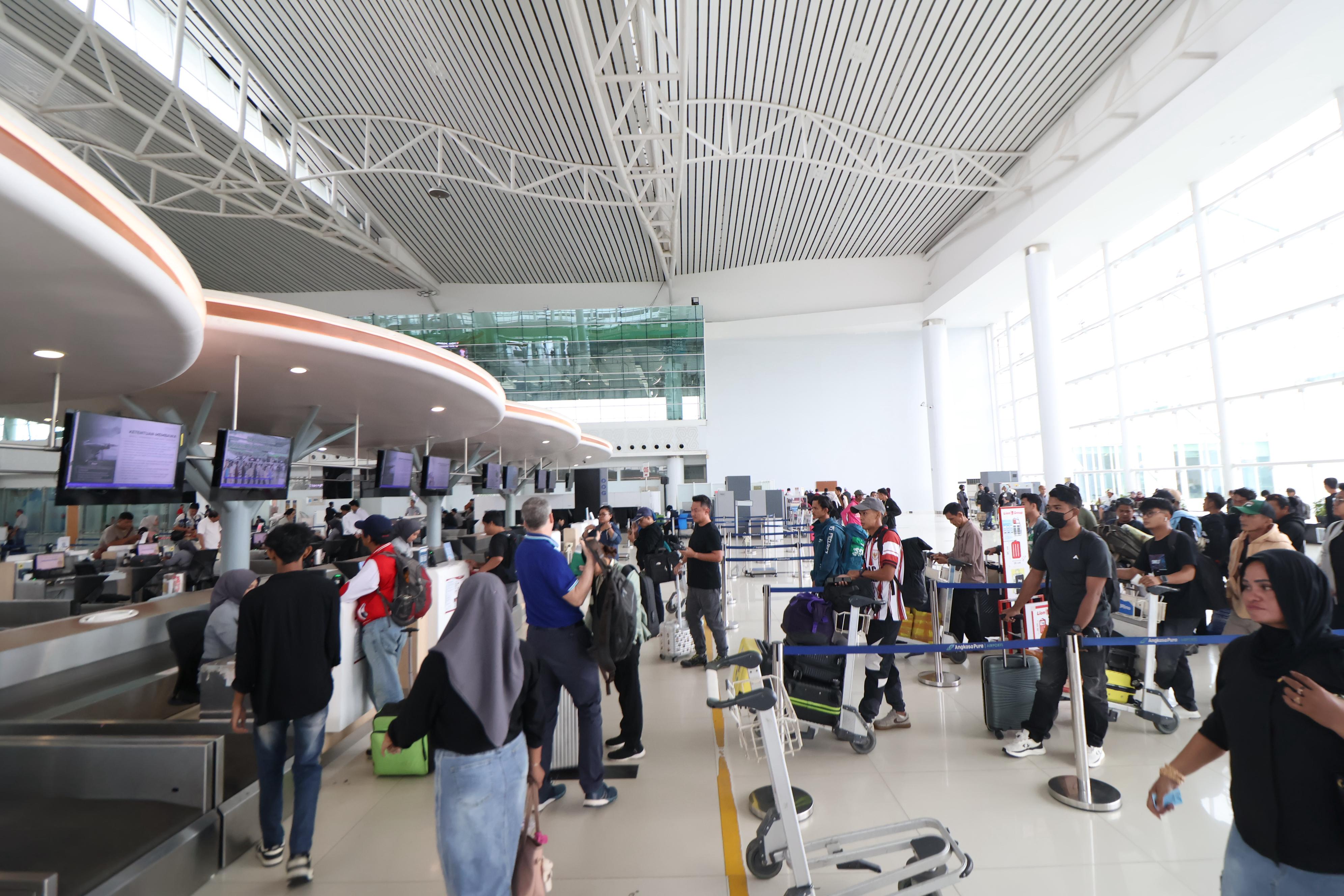 BALIK KAMPUNG: Pemudik yang mulai memadati Bandara SAMS Sepinggan, Balikpapan, Kamis (20/3). (ANGGI PRADITHA/KP)