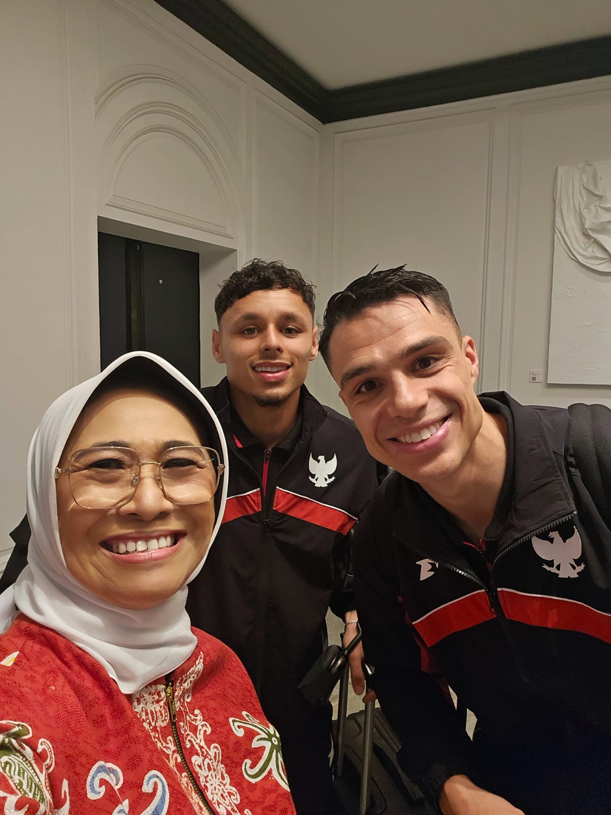 BERI SEMANGAT: Hetifah Sjaifudian (kiri) bersama Joey Pelupessy (kanan) dan Dean James di Sidney.