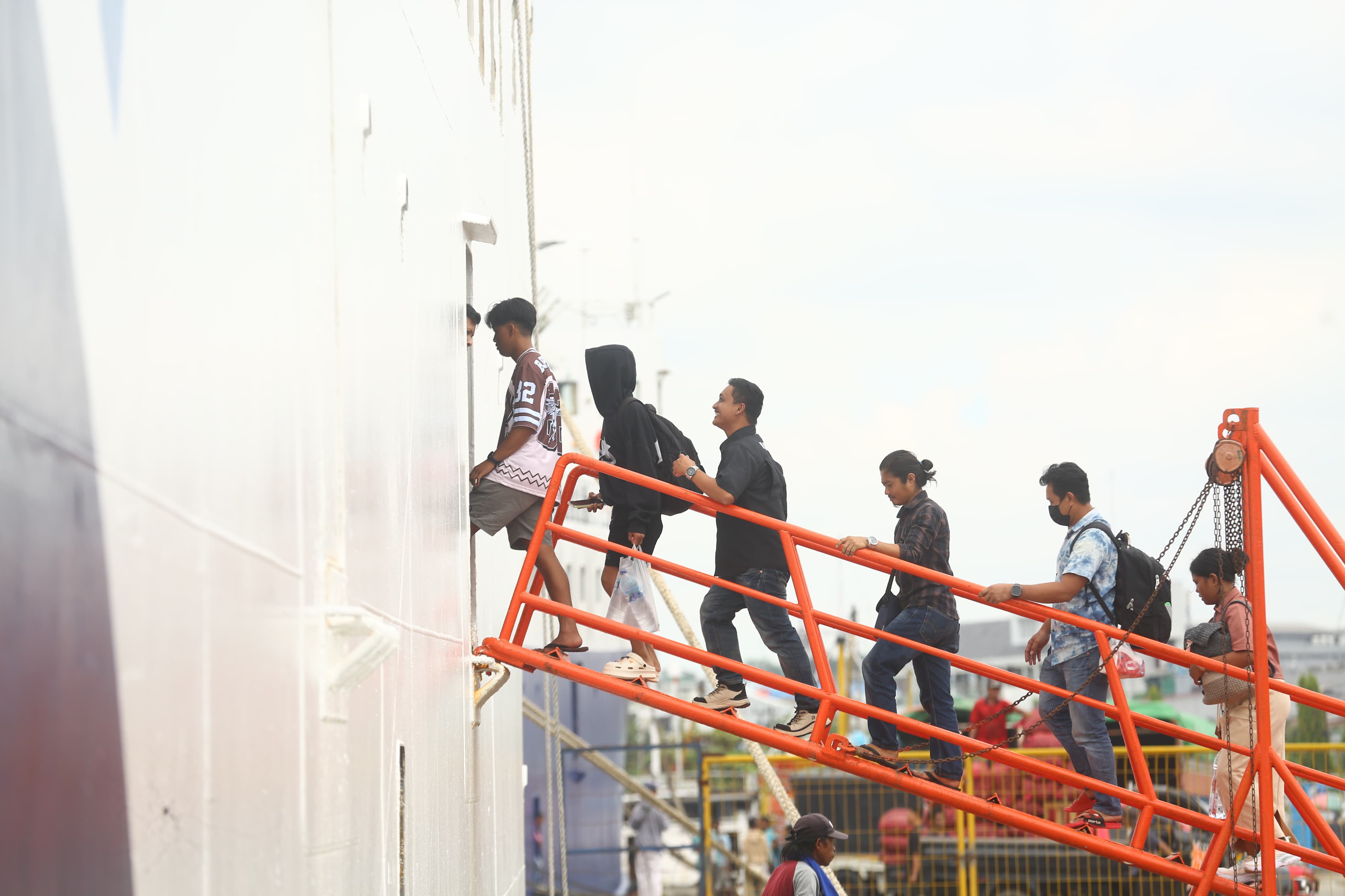 Salah satu kapal yang berangkat, KM Prince Soya, mengangkut 1.698 penumpang menuju Pare-Pare, Sulawesi Selatan, Minggu (23/3) pagi. (FOTO/RAMA SITOHANG)
