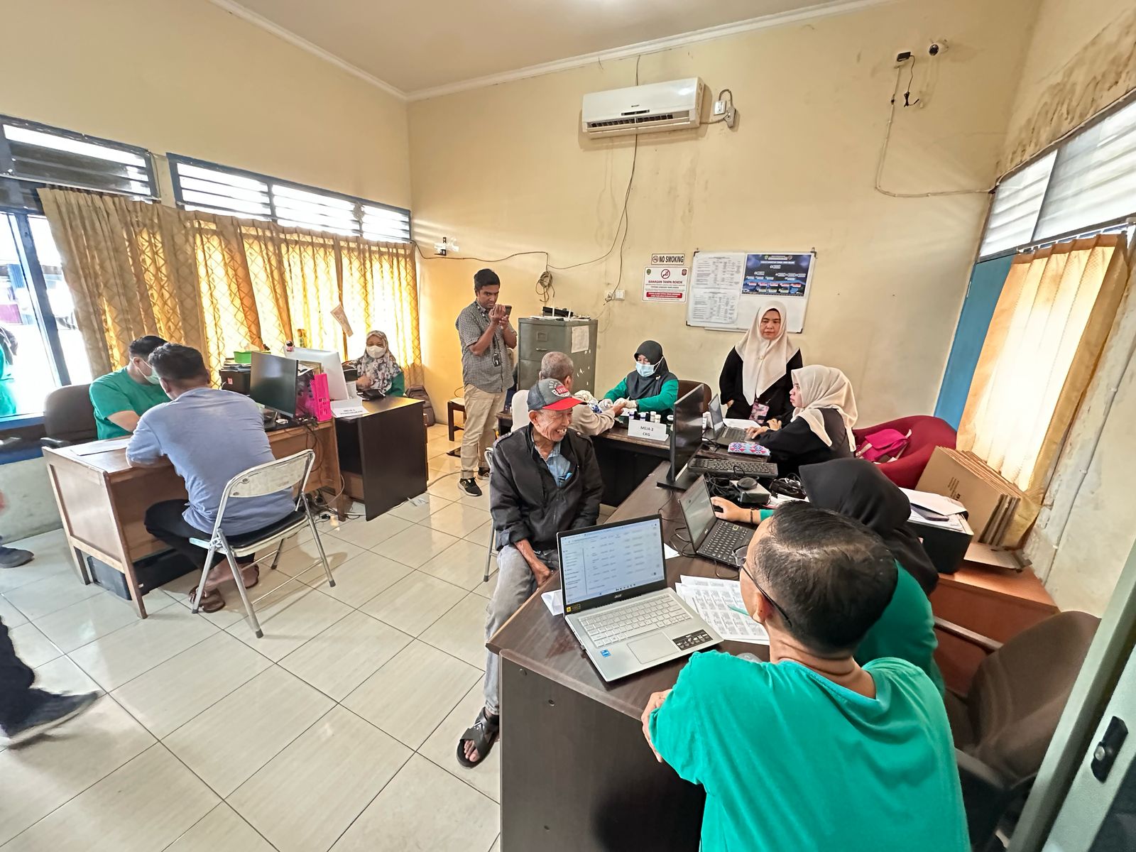 Suasana pemeriksaan kesehatan gratis untuk pengemudi. (FOTO: IST)