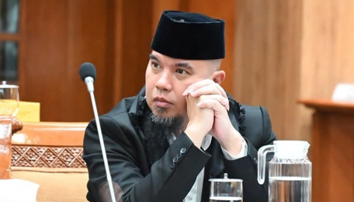 Ahmad Dhani bantah tuduhan pemalakan soal direct license. Ia tantang penyanyi yang menolak bayar hak cipta.