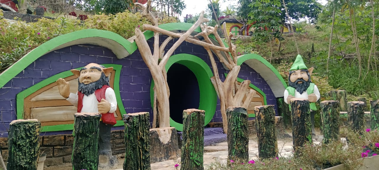 RUMAH HOBBIT: Berkonsep jamur, De Jamur Land tampilkan beragam rumah hobbit, jamur raksasa dan kurcaci di taman. Ada juga wahana kereta sawah, dan luge cart yang jadi andalan pengunjung.