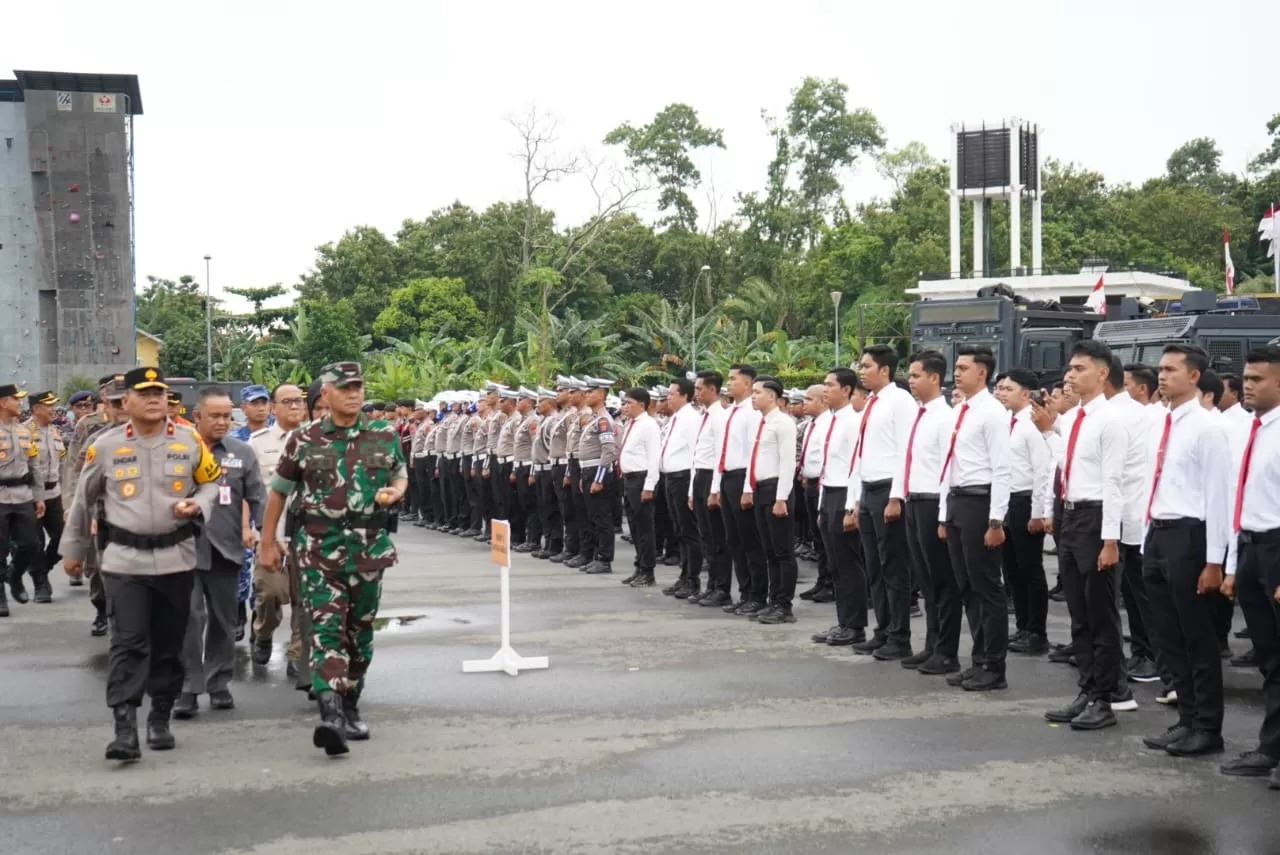 SIAPKAN PERSONEL: Kapolda Kaltim Brigjen Pol Endar Priantoro melakukan pengecekan personel gabungan bersama di Operasi Ketupat Mahakam.
