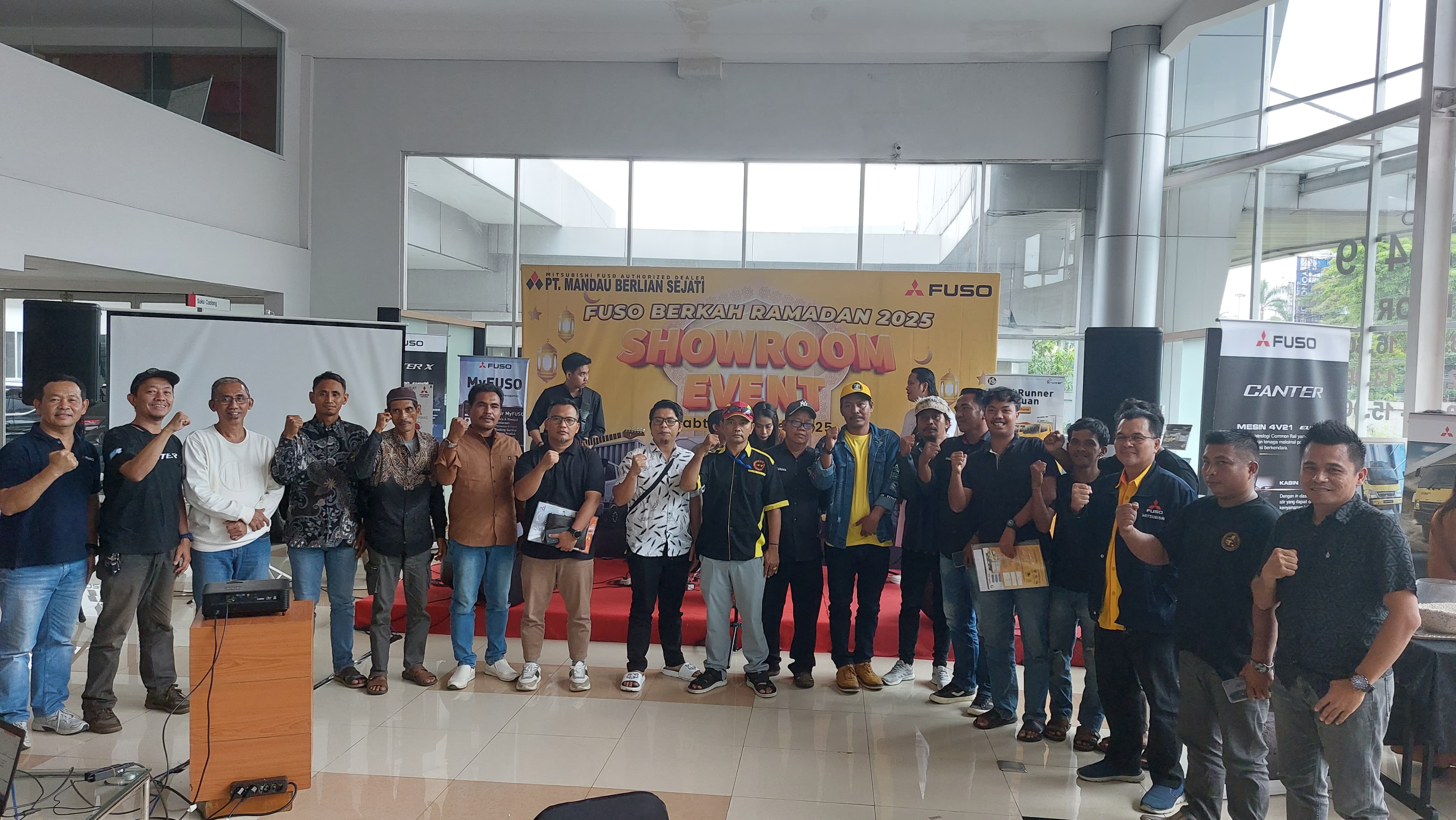 SILATURAHMI: PT Mandau Berlian Sejati menggelar Showroom Event Fuso Berkah Ramadan 2025 bersama para konsumen.