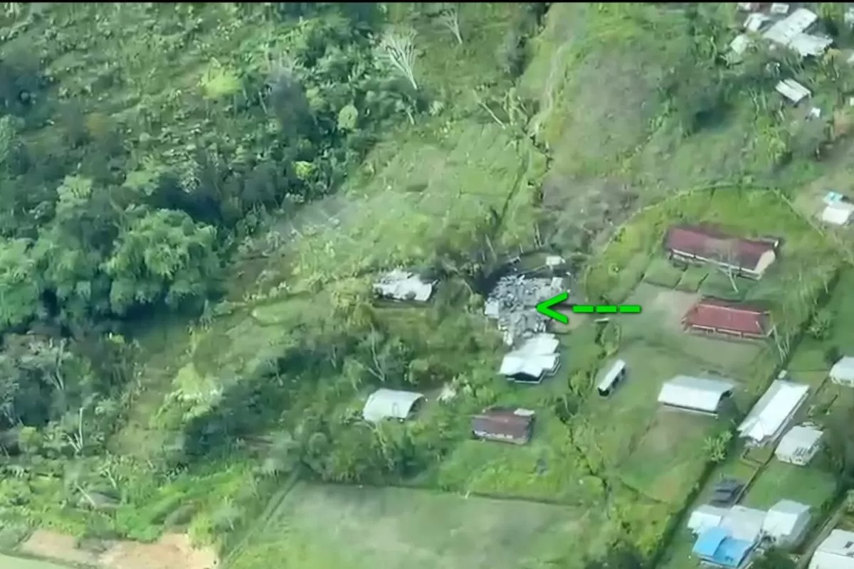 Distrik Anggruk, Yahukimo, Papua Pegunungan menjadi lokasi sasaran aksi OPM dengan membakar sekolah, rumah guru, dan menewaskan enam tenaga pengajar.