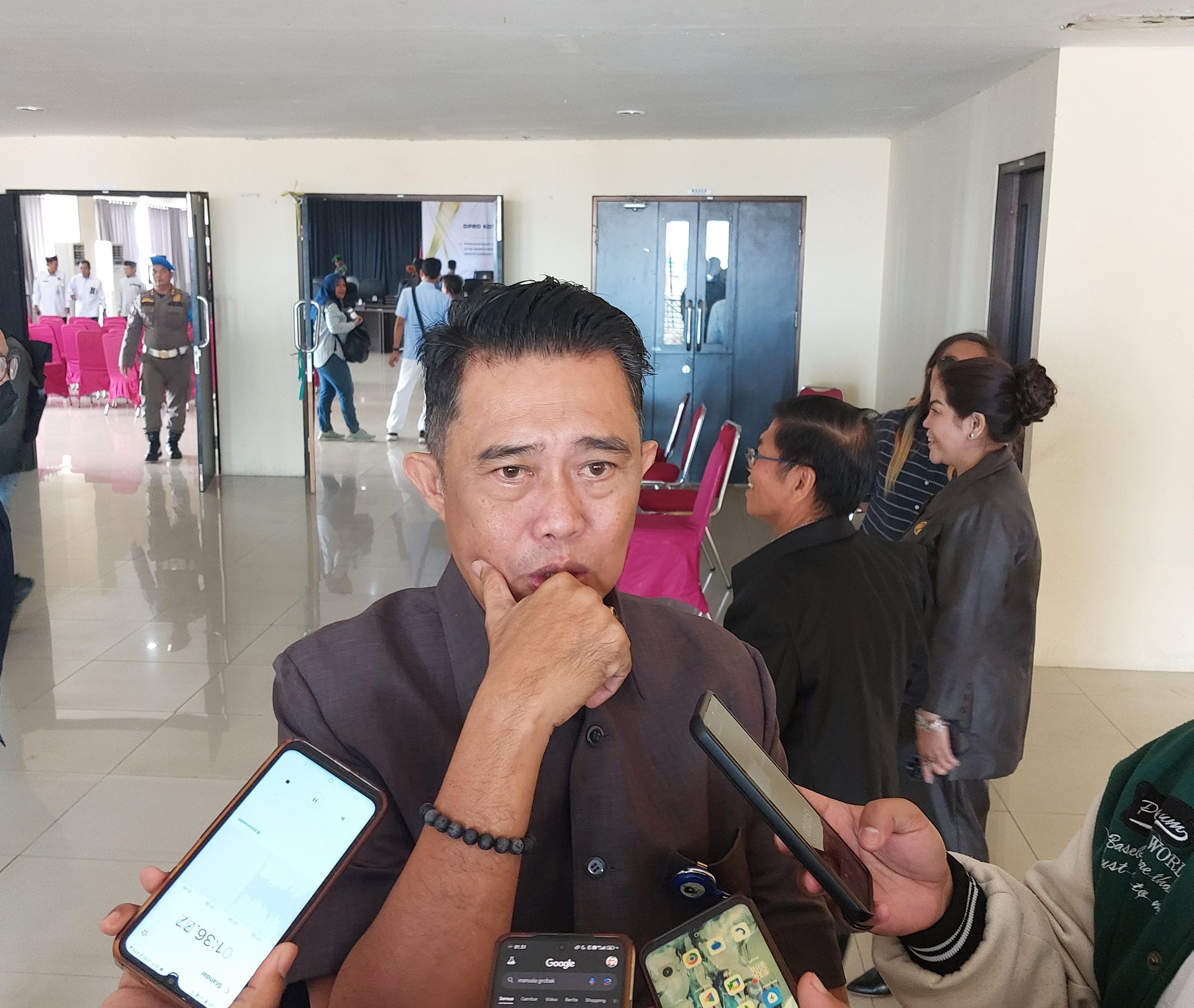 TERUS MEMANTAU: Kepala Dissos Balikpapan Edy Gunawan saat diwawancarai awak media. (OKTAVIA MEGARIA/KP)