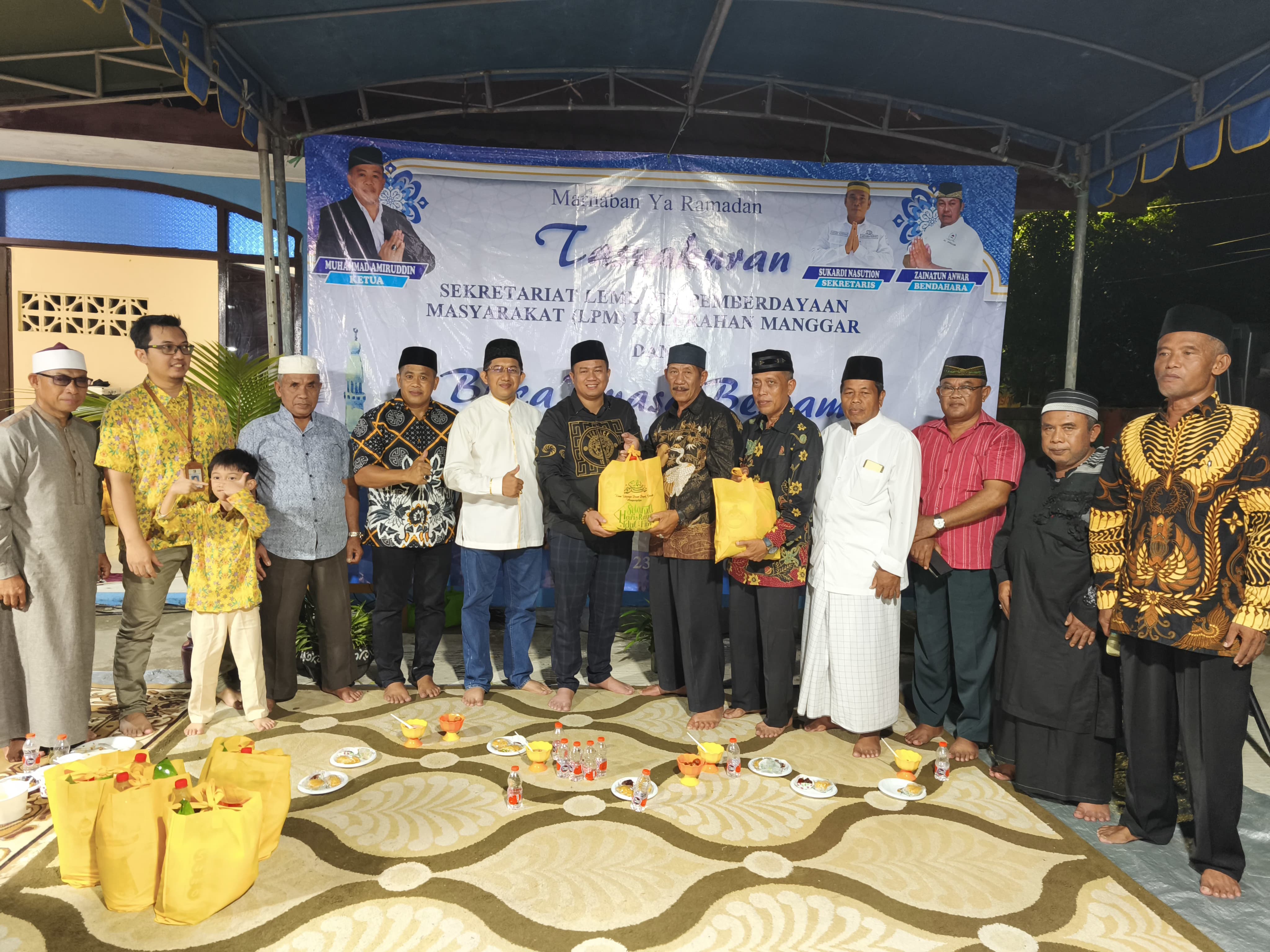 Ketua Komisi IV DPRD Kota Balikpapan Gasali (tengah) menyerahkan paket bingkisan Lebaran kepada 100 ketua RT se-Kelurahan Manggar, didampingi Ketua LPM Manggar Muhammad Amiruddin, Lurah Munir Achmad,