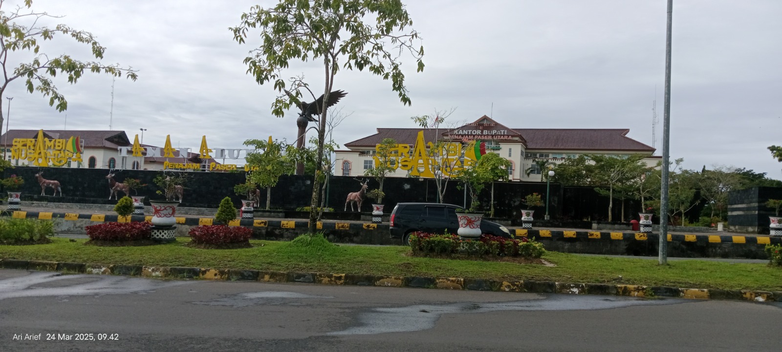 DIPINDAHKAN: Taman depan Kantor Bupati PPU di Jl. Provinsi, Km 9, Nipahnipah, Kecamatan Penajam ini direncanakan dipindahkan ke bagian belakang kantor bupati.(ari/kp)