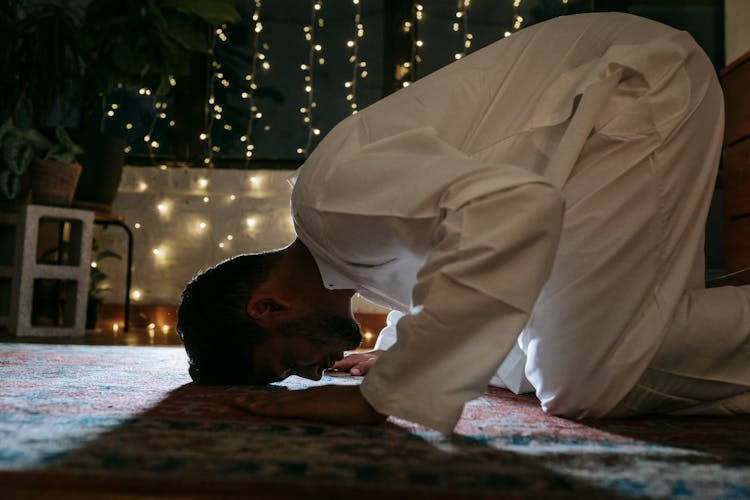 Ilustrasi umat Islam yang sedang sholat.