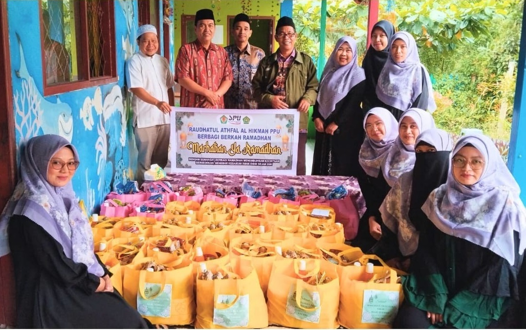 PAKET SEMBAKO: RA Al-Hikmah Penajam, PPU membagikan puluhan paket sembako kepada kaum duafa di sekitar lembaga pendidikan anak usia dini itu.