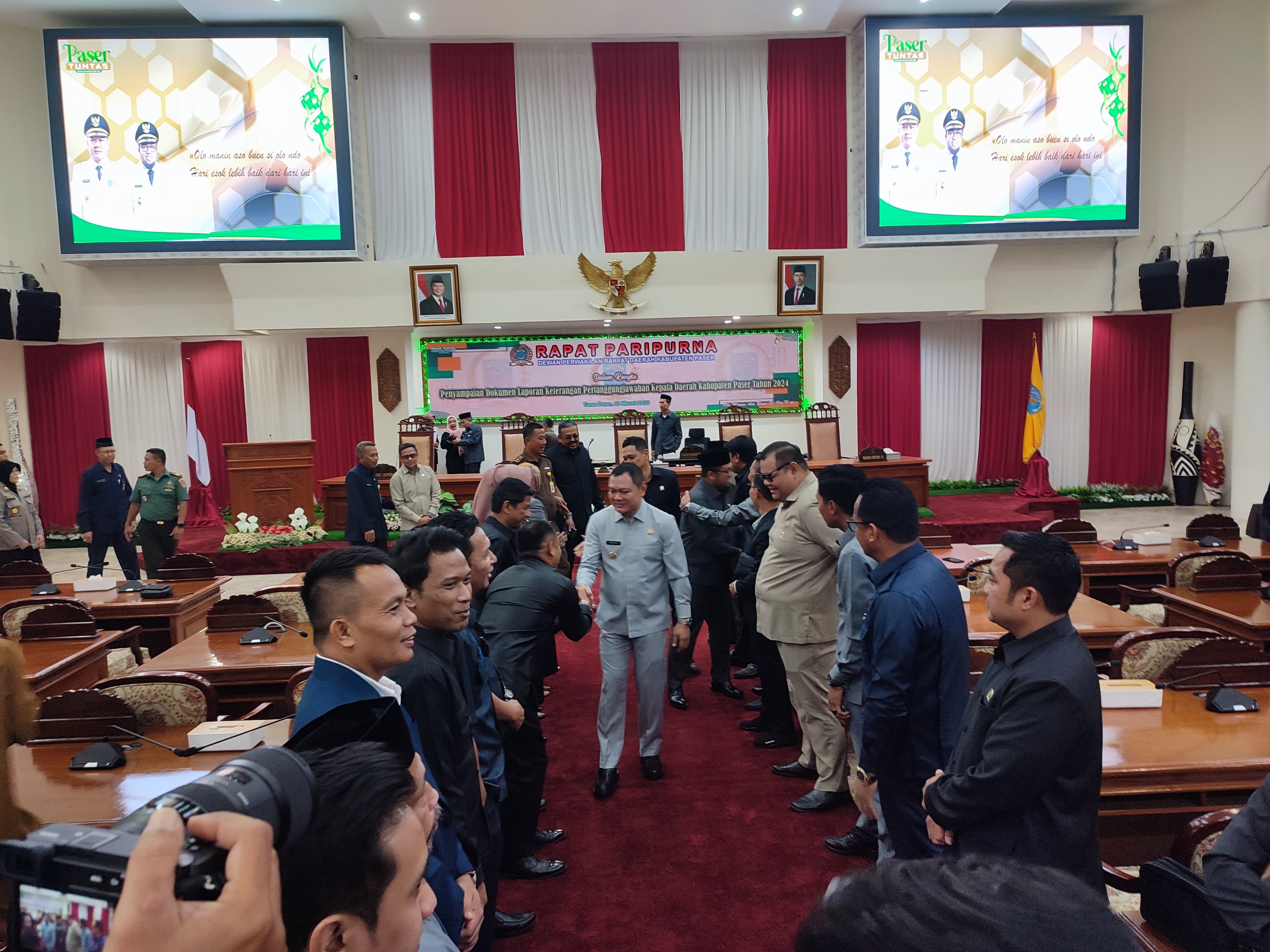 KEWAJIBAN: Bupati Paser Fahmi Fadli menyampaikan laporan keterangan pertanggungjawaban (LKPj) tahun anggaran 2024 ke hadapan DPRD, Selasa (25/3/2025).