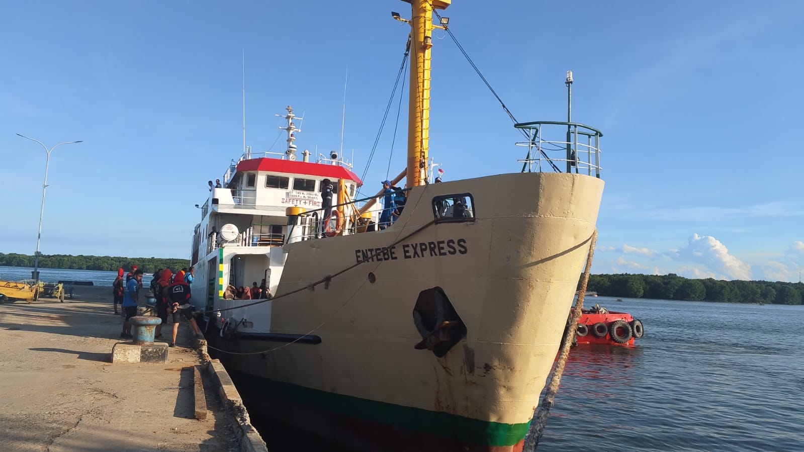 KM Entebe Express melayani penumpang dengan tujuan Bontang-Mamuju di Pelabuhan Loktuan. (ADIEL KUNDHARA/KP)