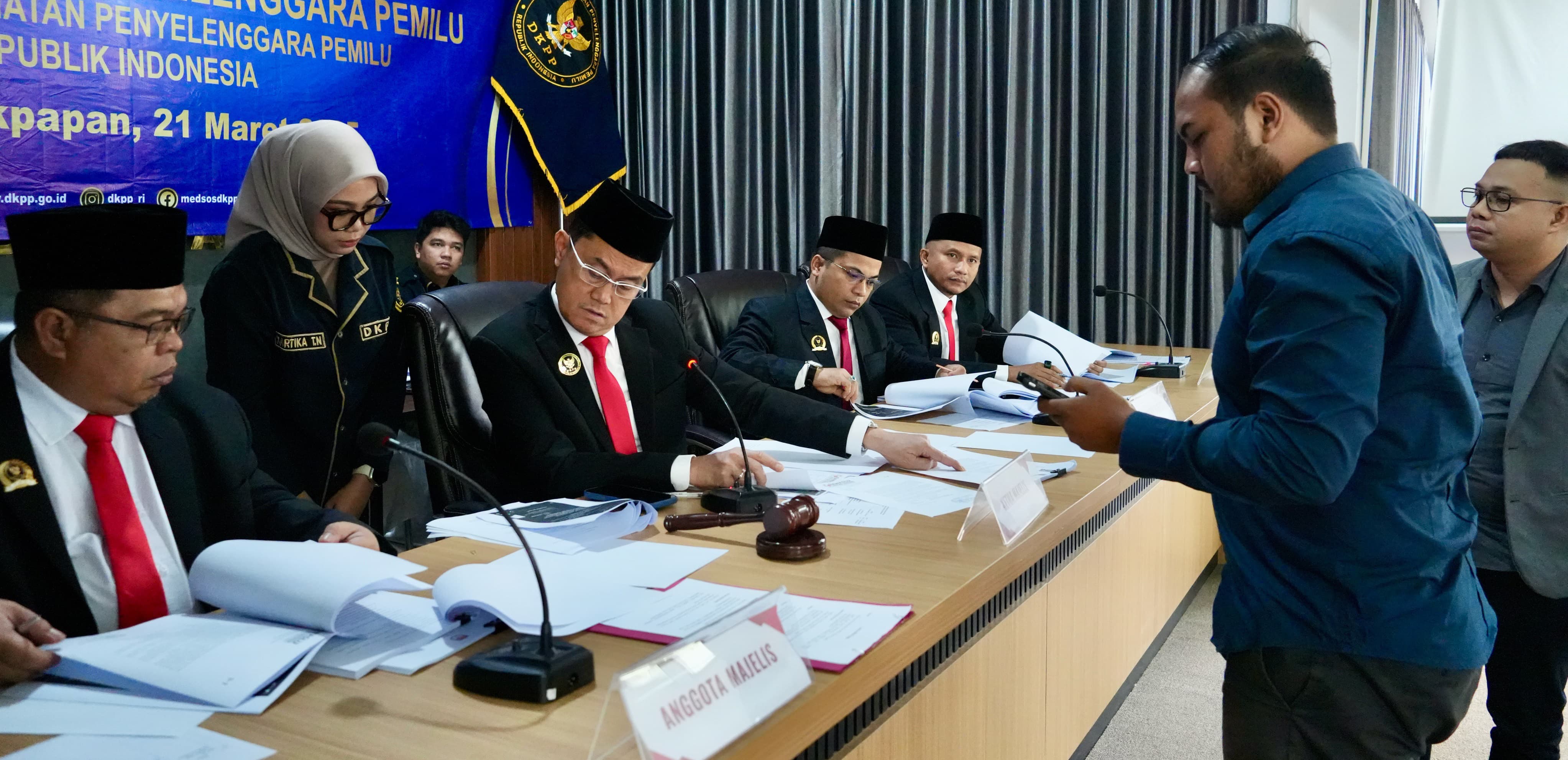 DILAPORKAN: Ketua Bawaslu Balikpapan Wasanti, beserta empat anggotanya, yaitu Hamrin, Agus Sudirman, Ahmadi Azis, dan Dedi Irawan saat diperiksa DKPP di Kantor KPU Balikpapan, Jumat (21/3).